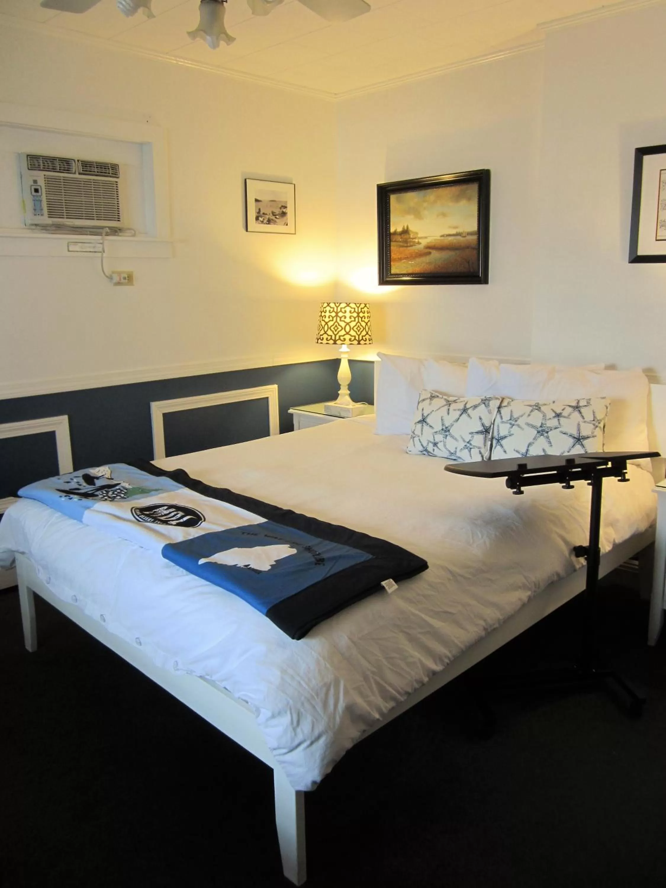 Photo of the whole room, Bed in Acadia Hotel - Downtown