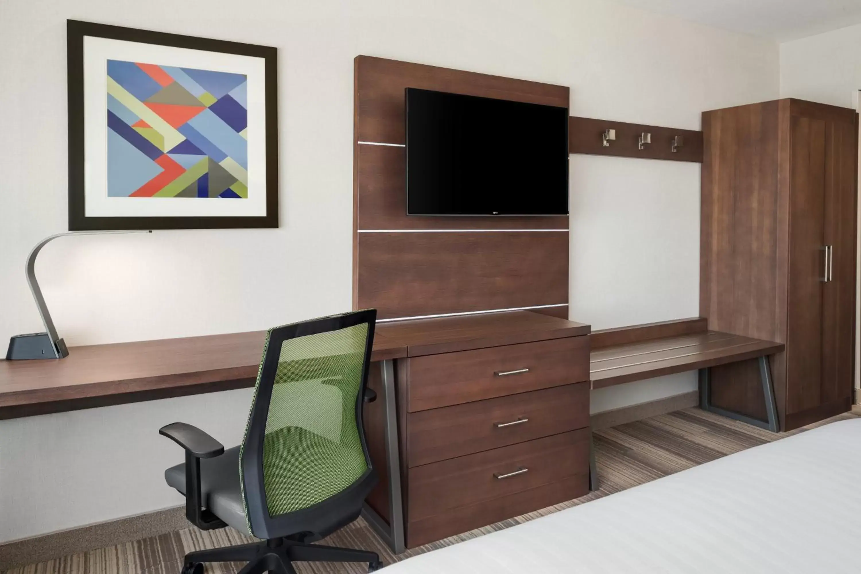 Photo of the whole room, TV/Entertainment Center in Holiday Inn Express & Suites Duluth North - Miller Hill, an IHG Hotel