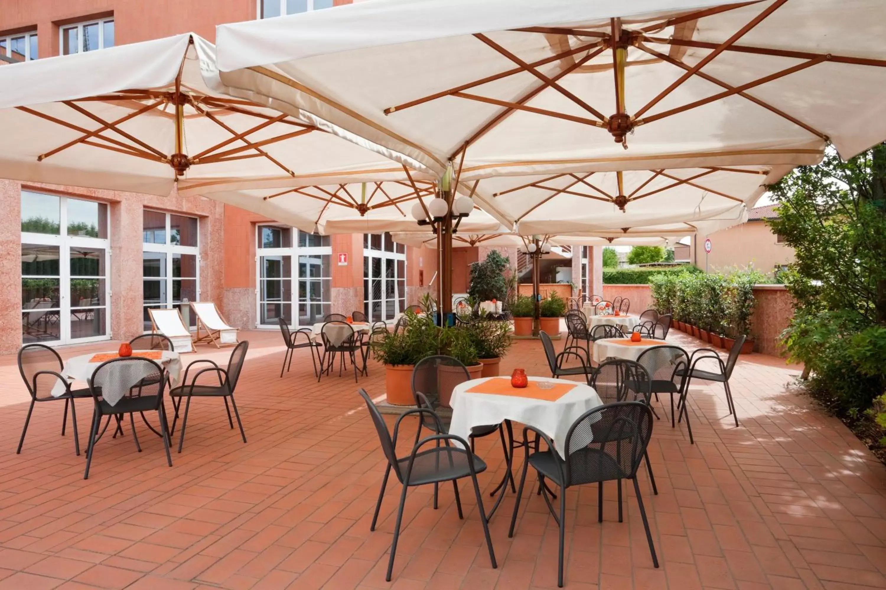 Property building, Restaurant/Places to Eat in Crowne Plaza Venice East, an IHG Hotel