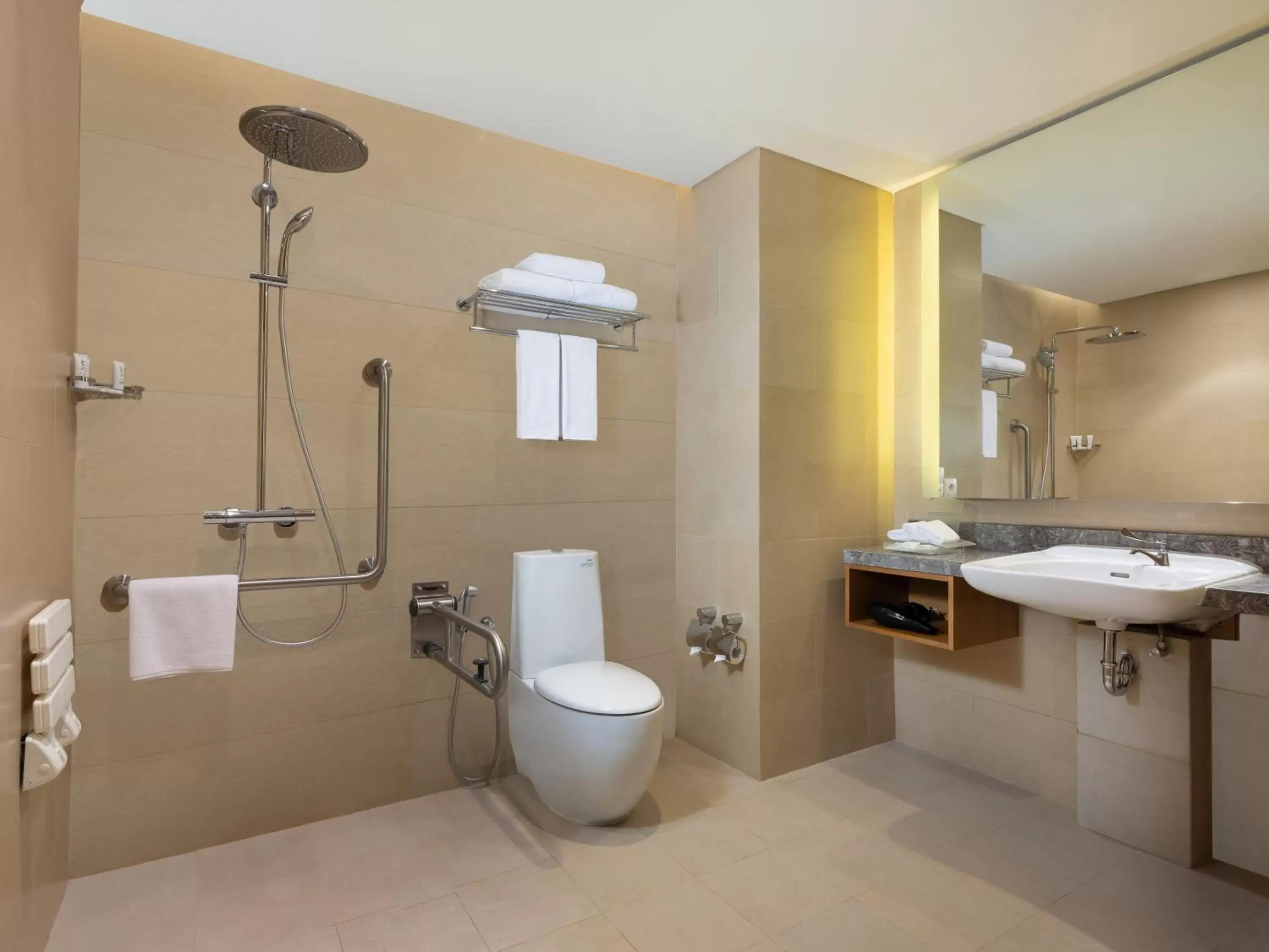 Shower, Bathroom in Holiday Inn & Suites Jakarta Gajah Mada, an IHG Hotel