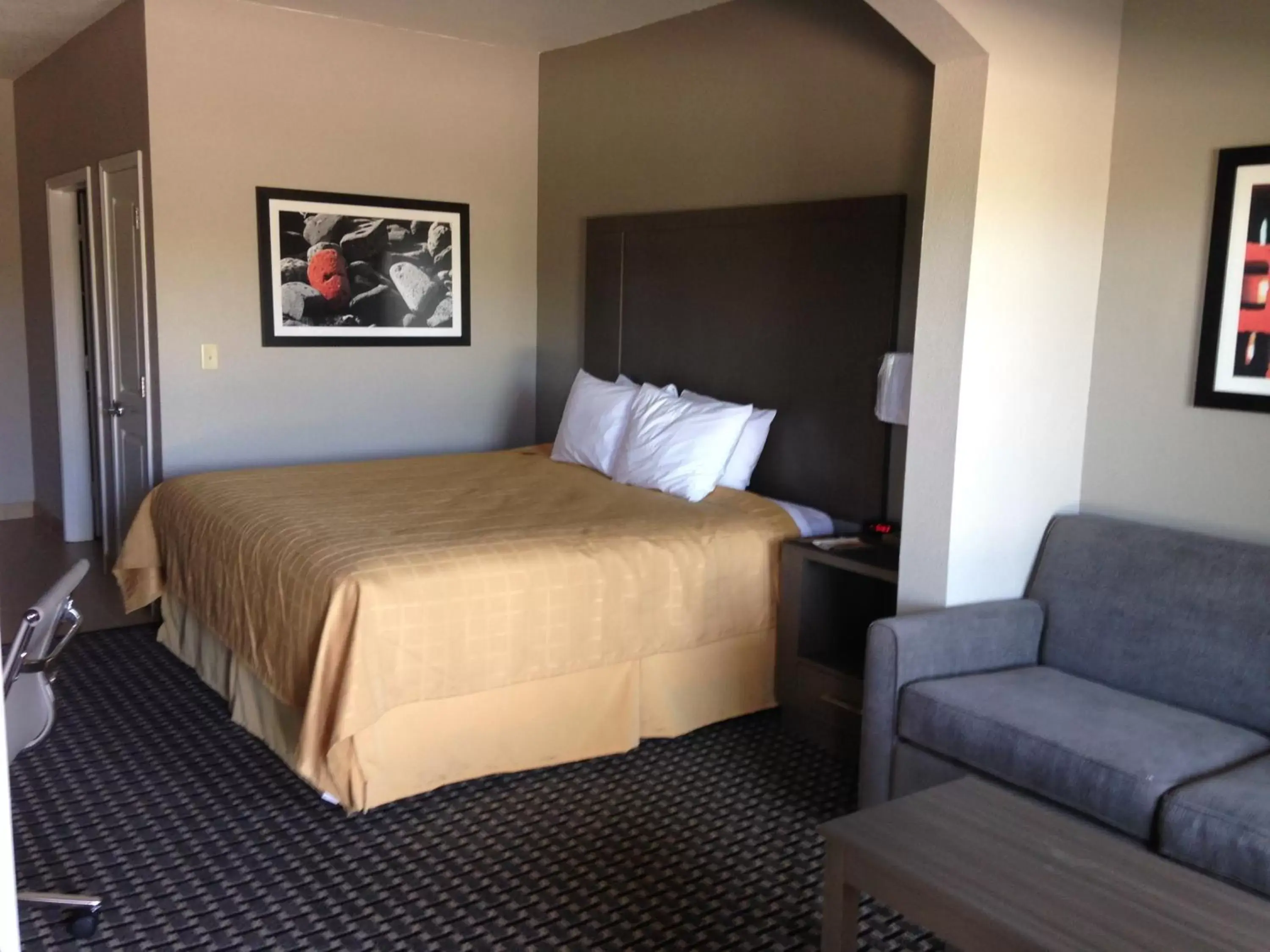 Photo of the whole room, Bed in Scottish Inn & Suites Cotulla, TX