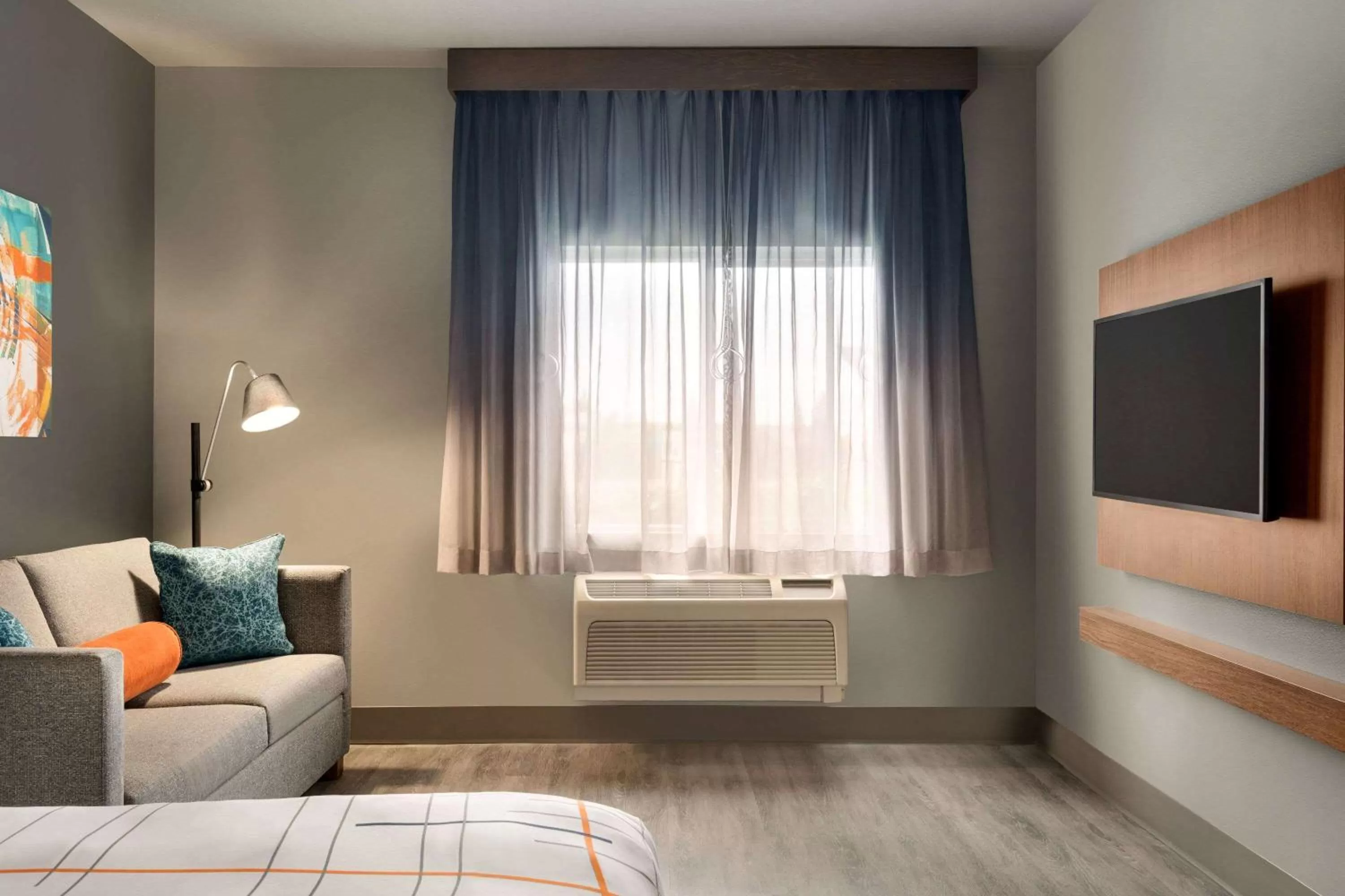 TV and multimedia, Bed in La Quinta Inn & Suites by Wyndham Springfield