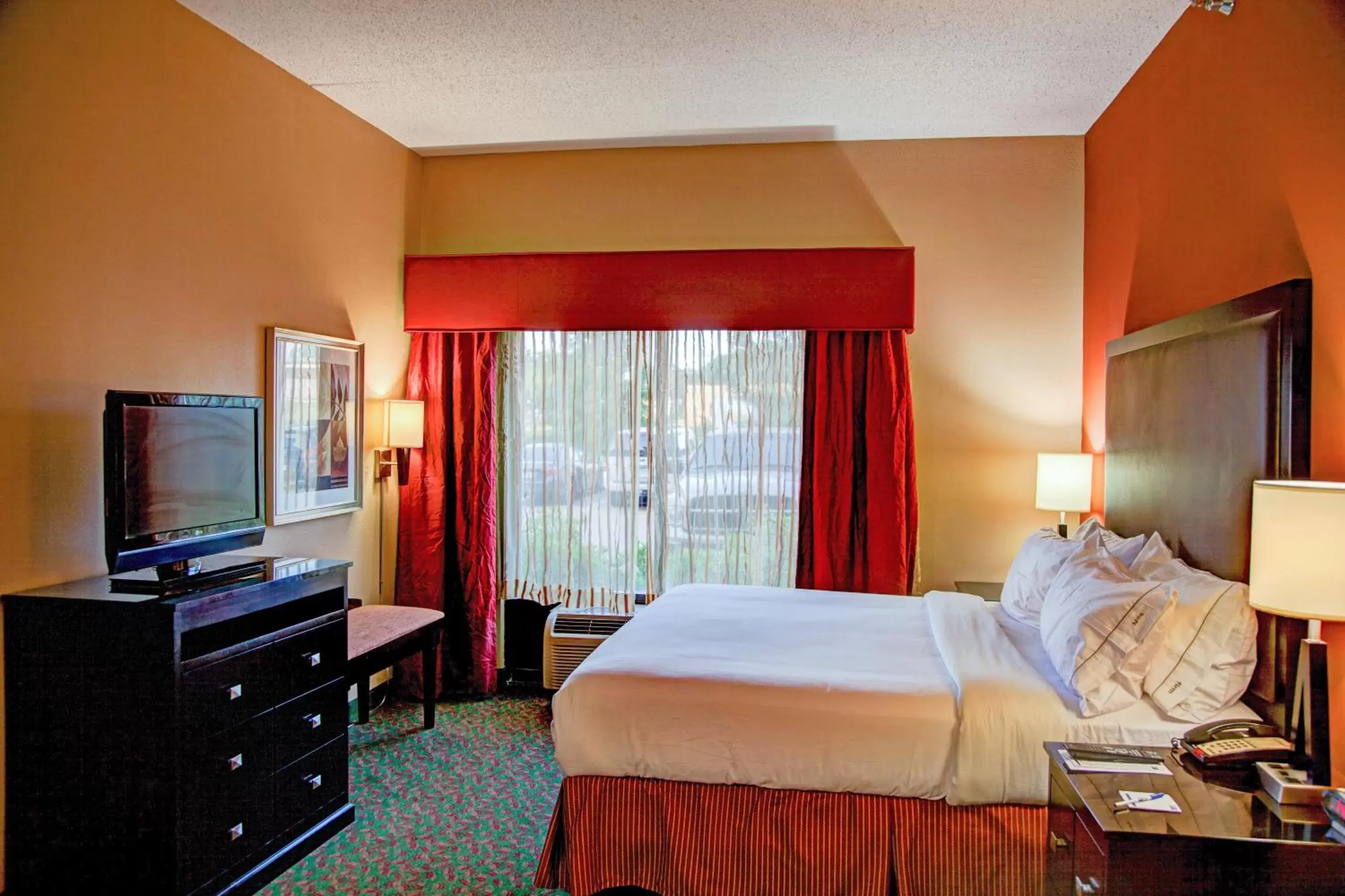 Photo of the whole room, Bed in Holiday Inn Express Tyler South, an IHG Hotel