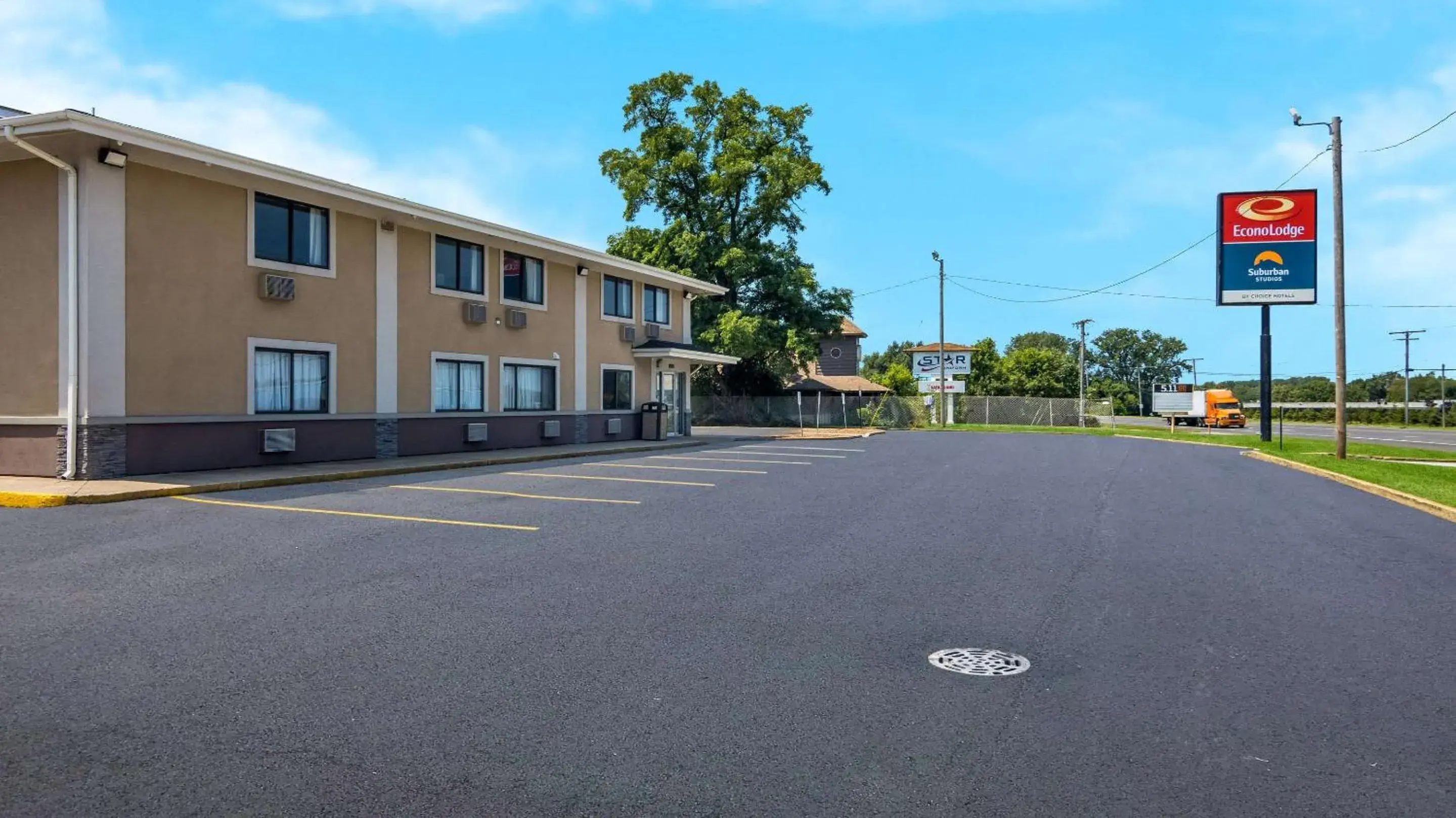 Property Building in Econo Lodge Portage