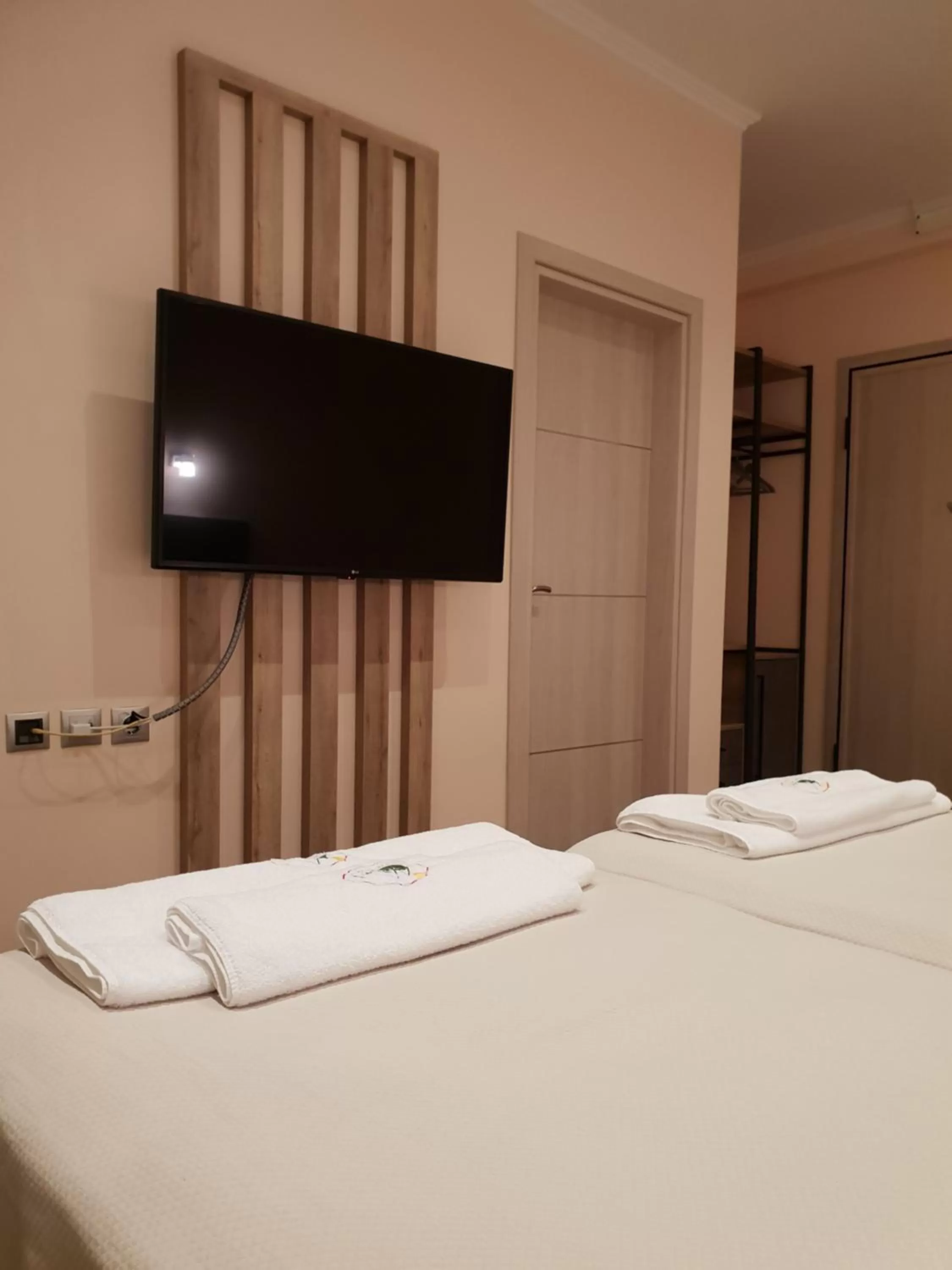 Photo of the whole room, Bed in Mondeus Inn Luxury