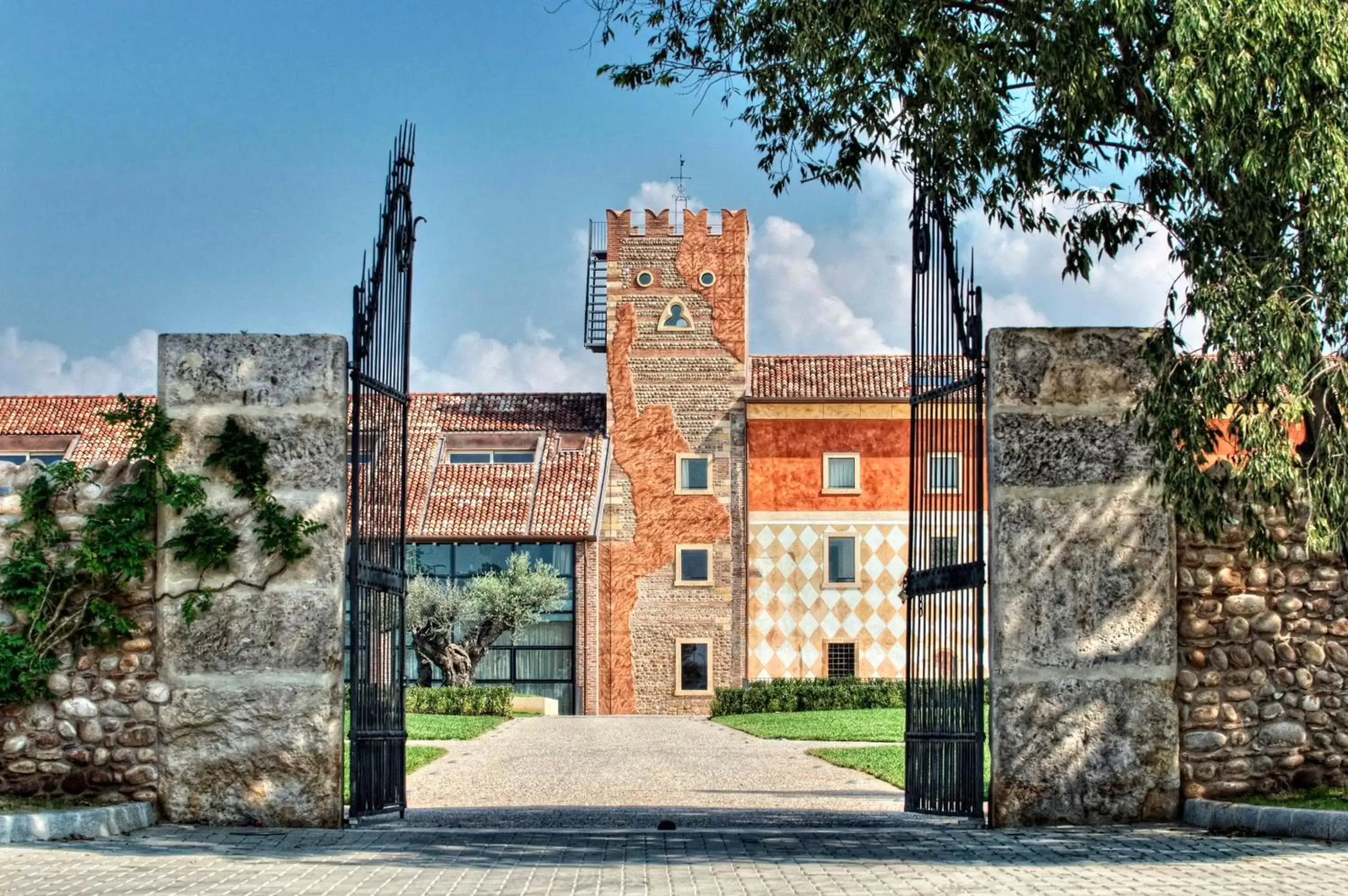 Facade/entrance in Hotel Veronesi La Torre