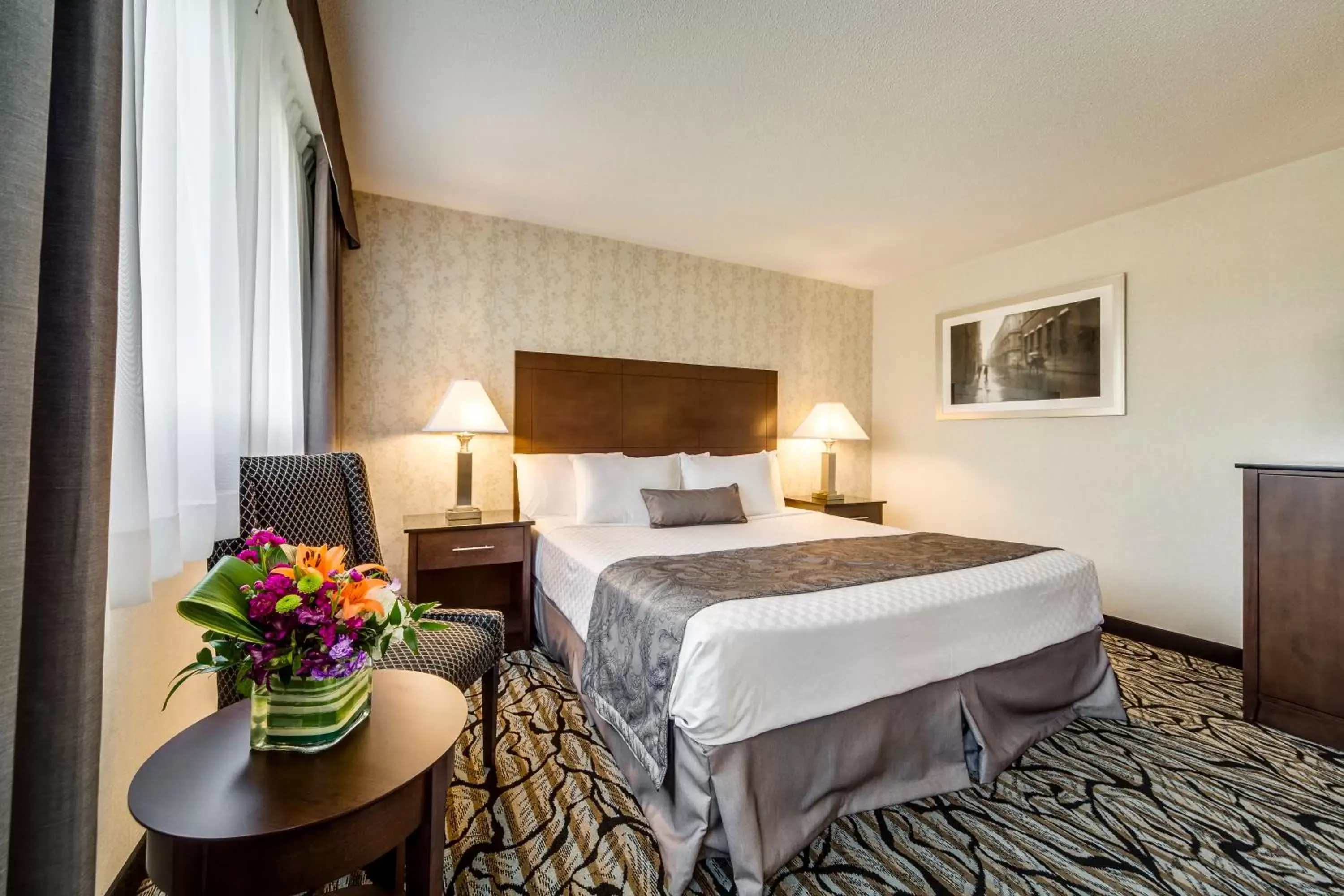 Bedroom, Bed in Monte Carlo Inn Oakville Suites