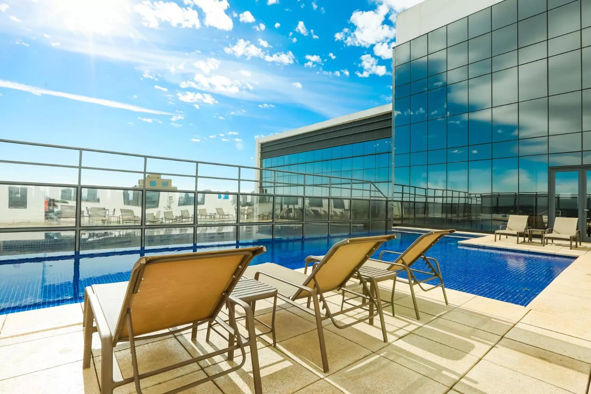 Swimming pool in TRYP By Wyndham Ribeirão Preto