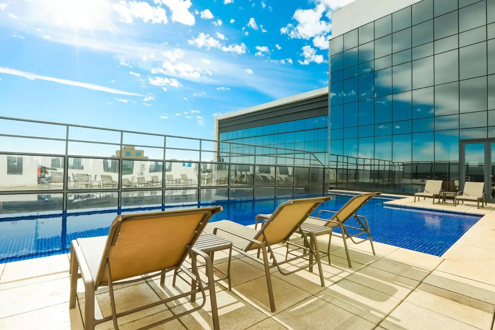 Swimming Pool in TRYP By Wyndham Ribeirão Preto