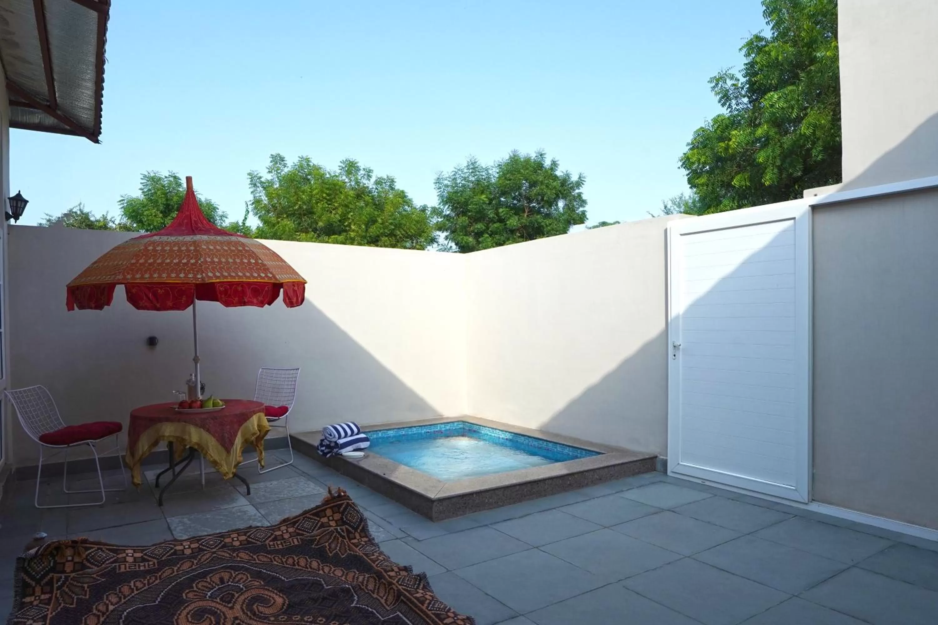 Swimming pool in Astroport Sariska Treetop by Eight Continents