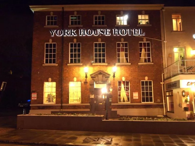 Facade/entrance in York House Hotel