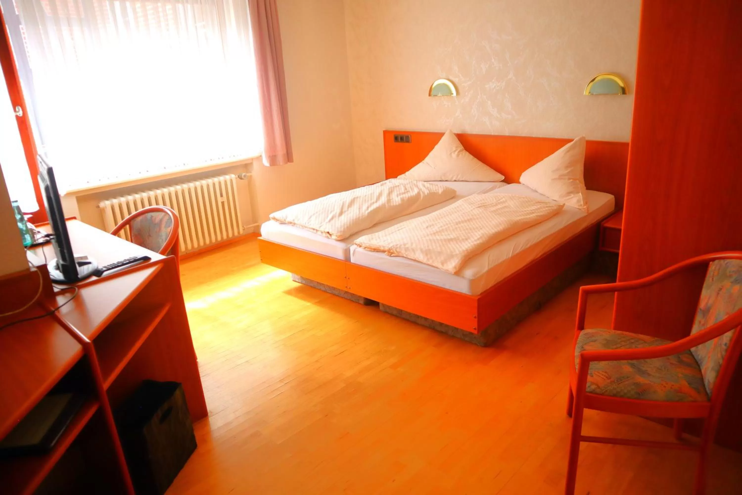 Photo of the whole room, Bed in Pension Zur Harburg
