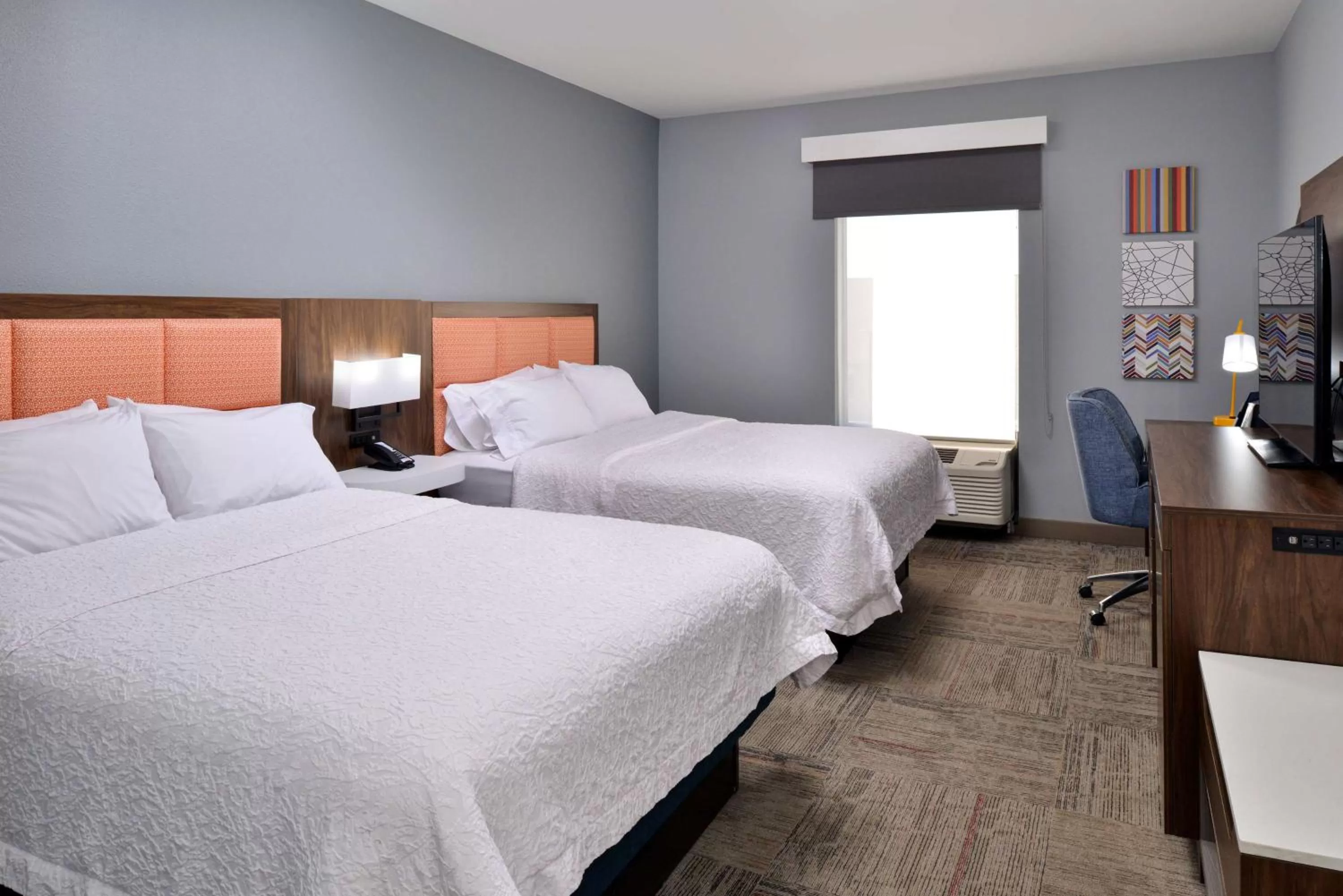 Bed in Hampton Inn Kansas City Northeast