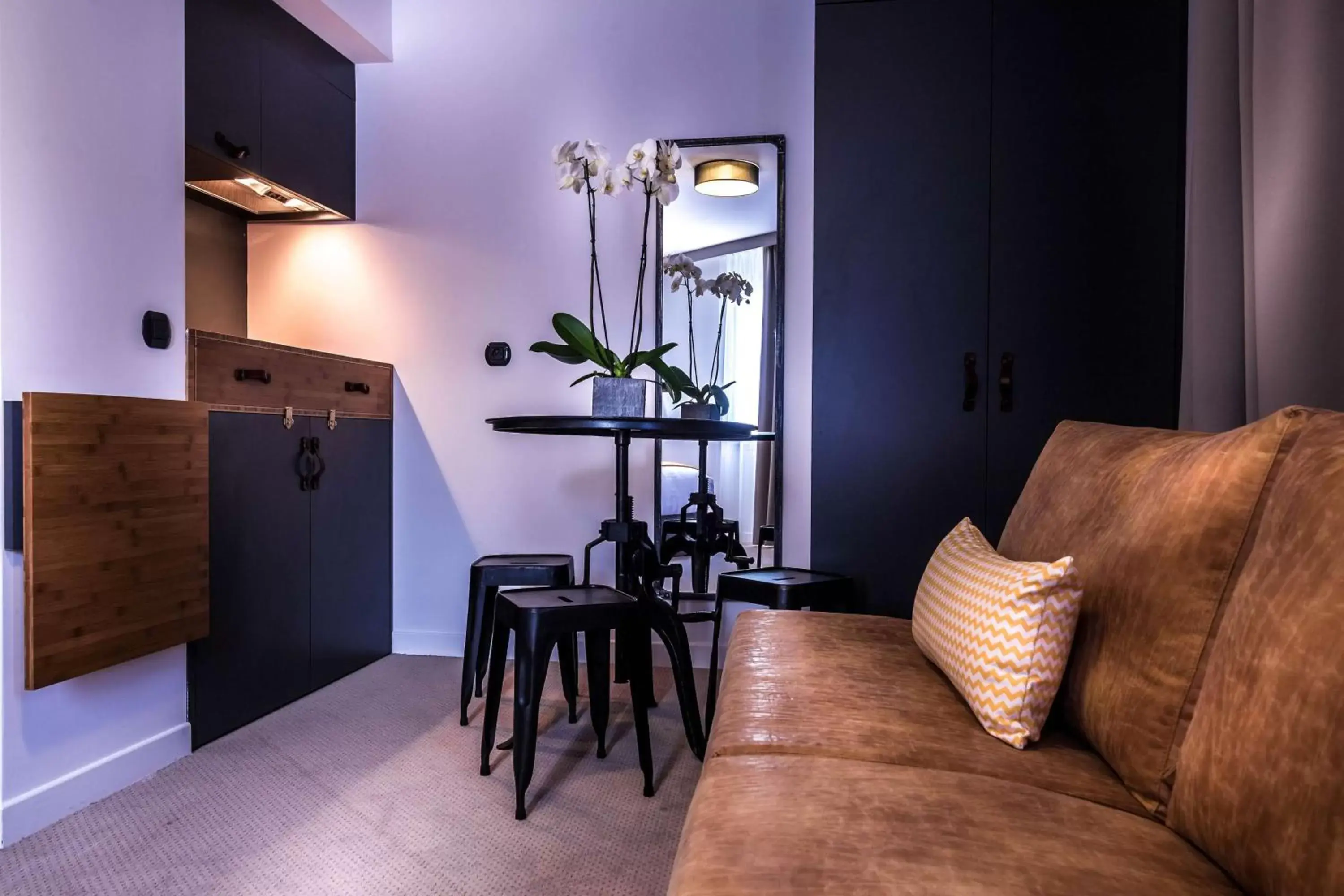 Photo of the whole room in Best Western Plus Suitcase Paris La Défense Photo of the whole room in Best Western Plus Suitcase Paris La Défense