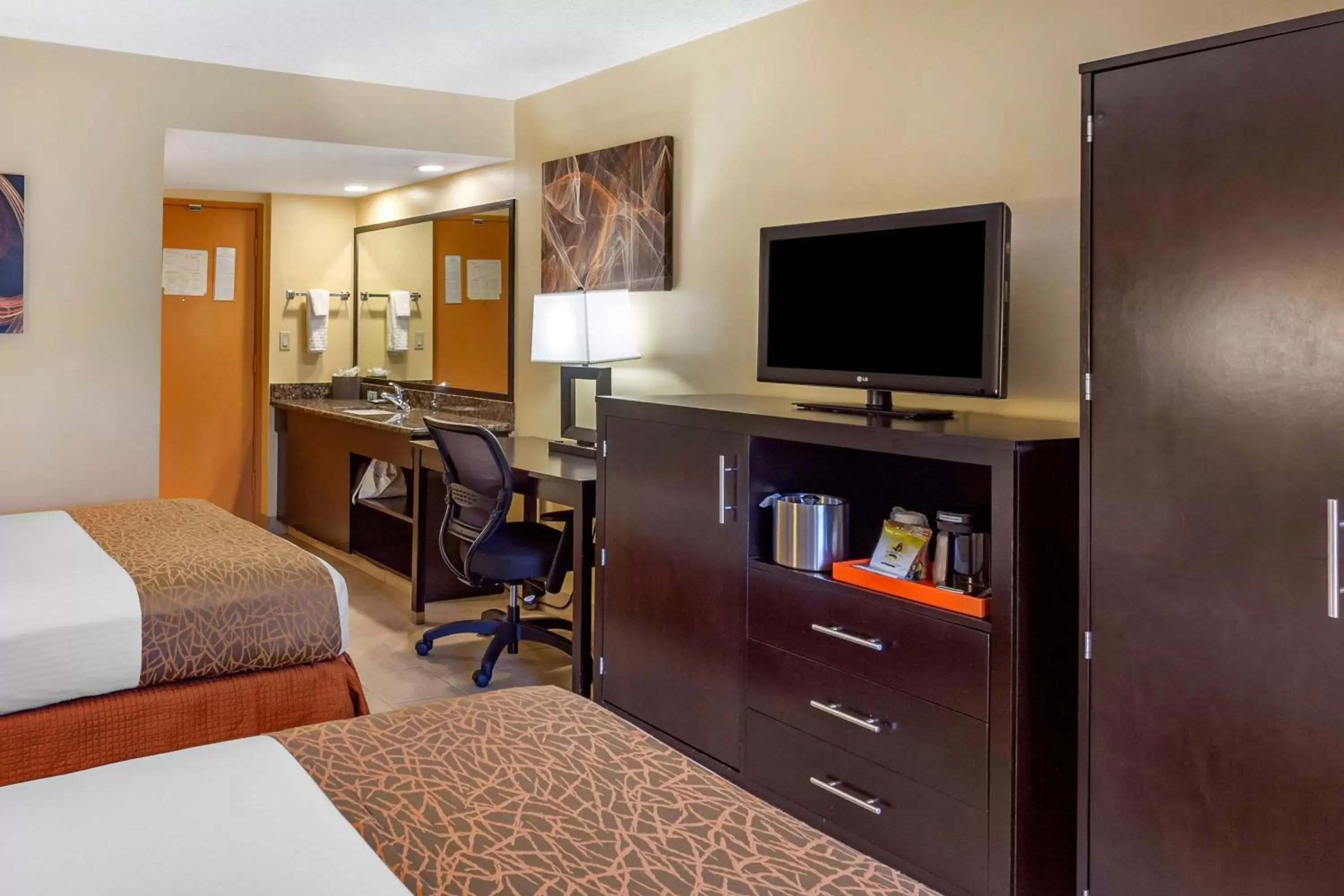TV and multimedia, TV/Entertainment Center in Best Western The Plaza Hotel - Free Breakfast