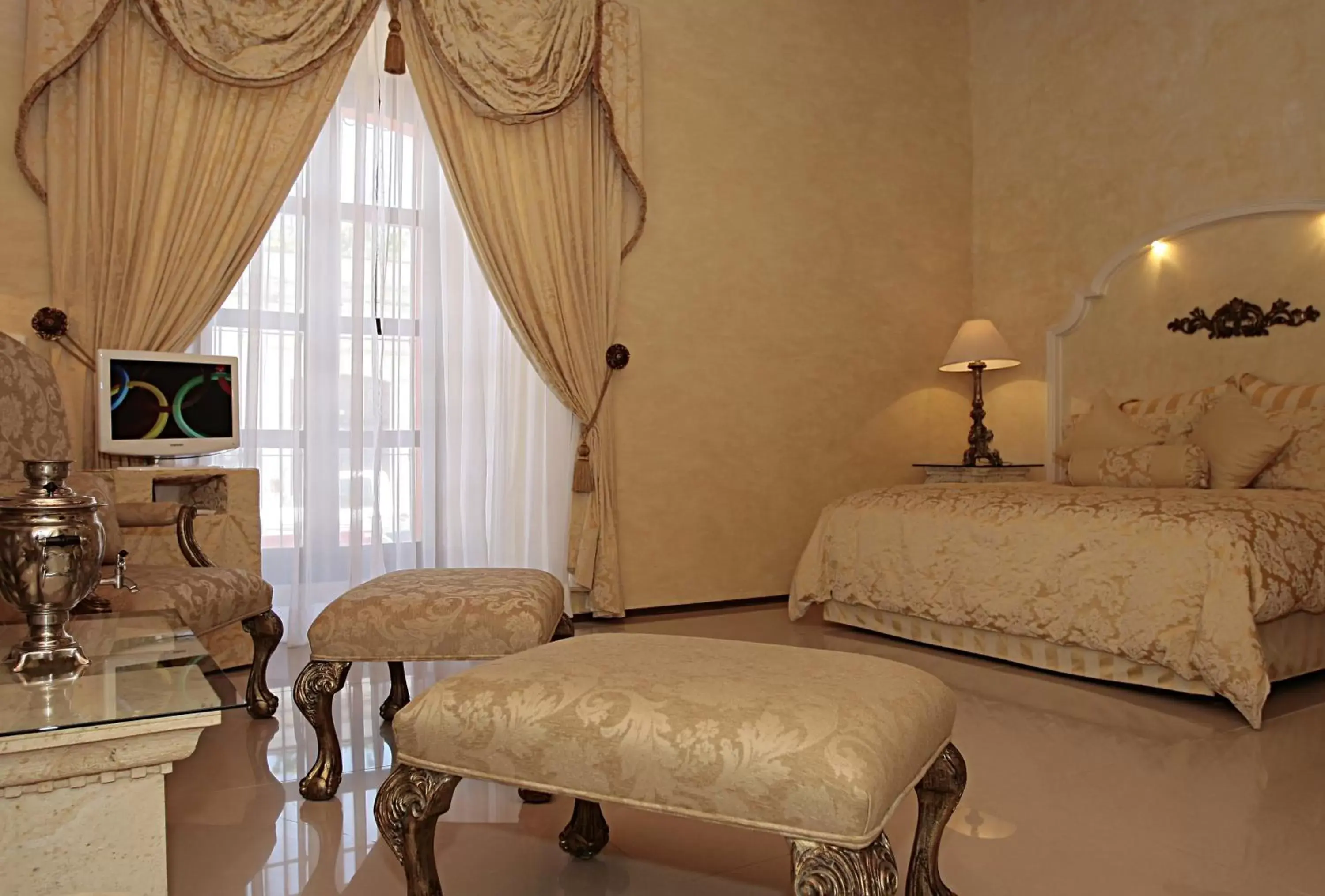 Photo of the whole room, Bed in Palacio Borghese Hotel Boutique - Adults Only