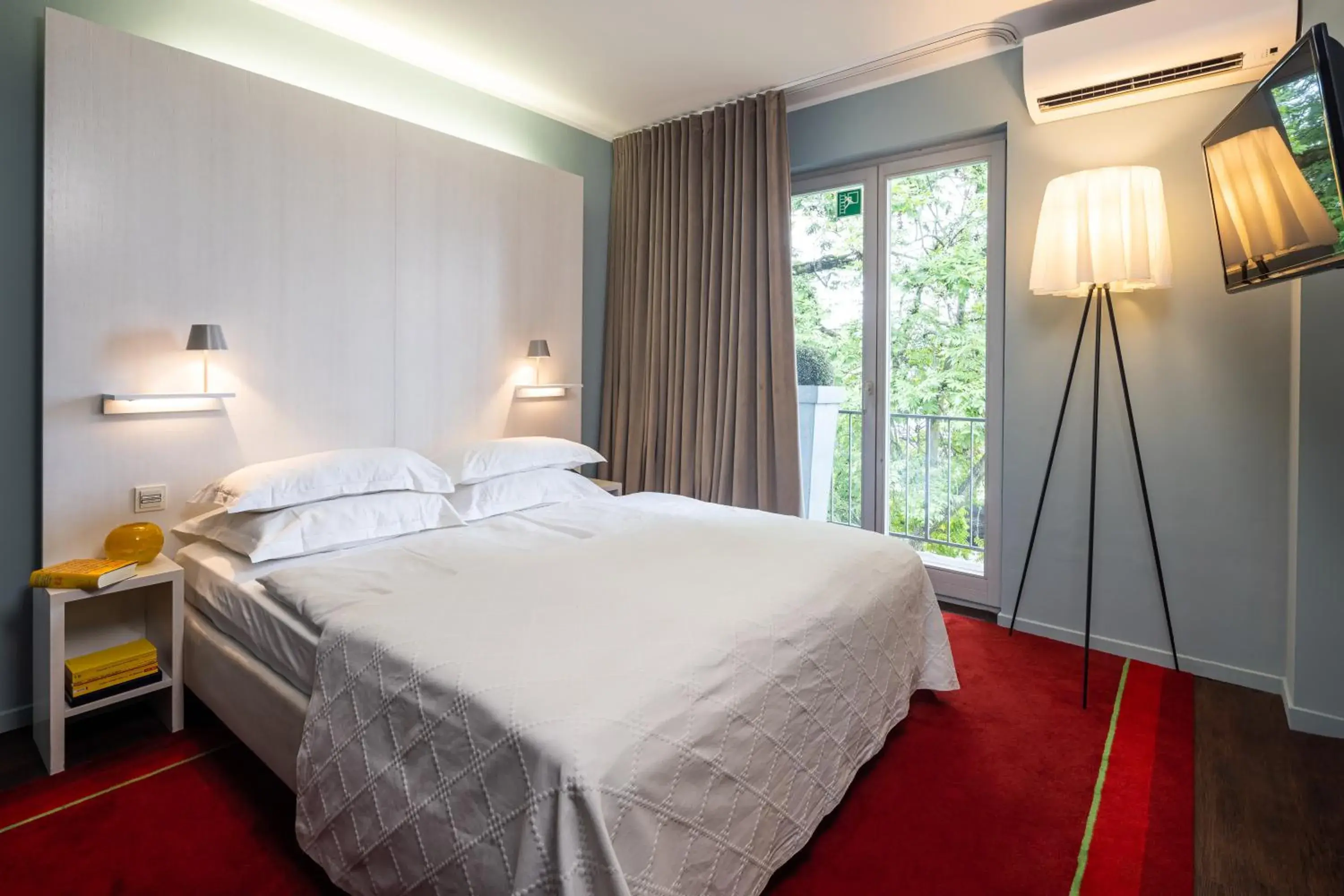 Photo of the whole room, Bed in The New Yorker Hotel Koln-Messe