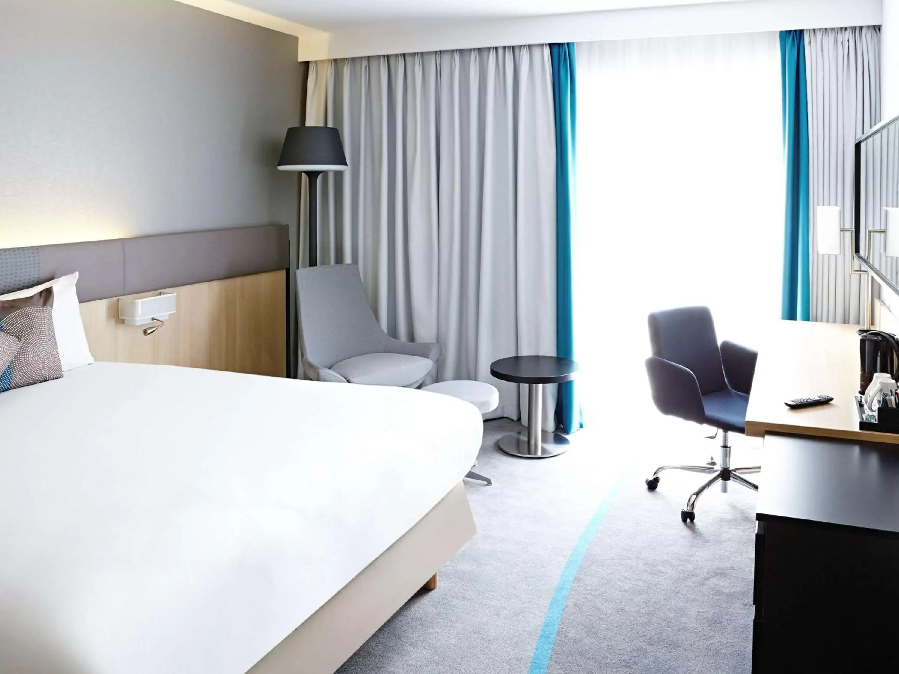 Photo of the whole room, Bed in Novotel London Wembley