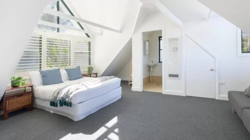 Toilet, Bed in Stay At Raffertys Resort