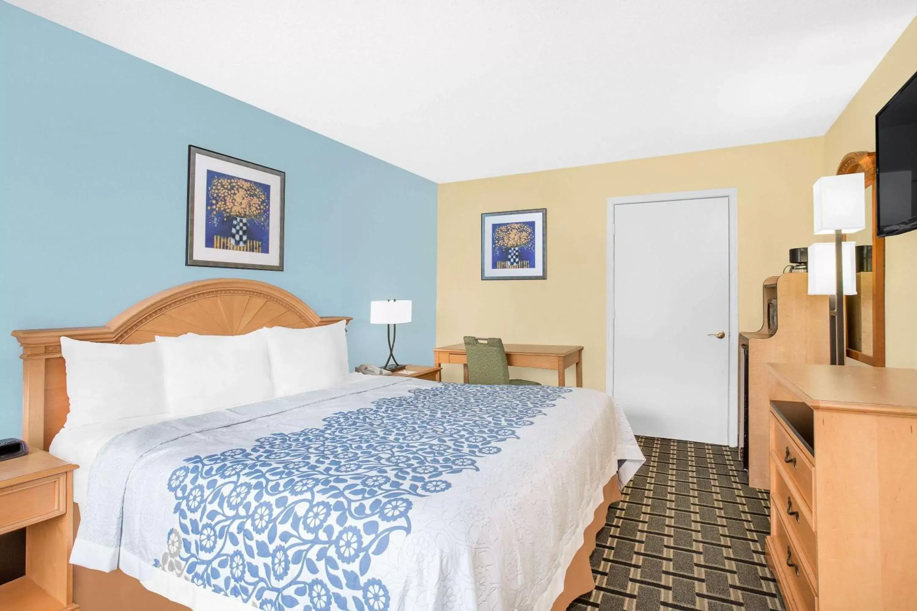 Photo of the whole room, Bed in Days Inn by Wyndham Ruther Glen Kings Dominion Area