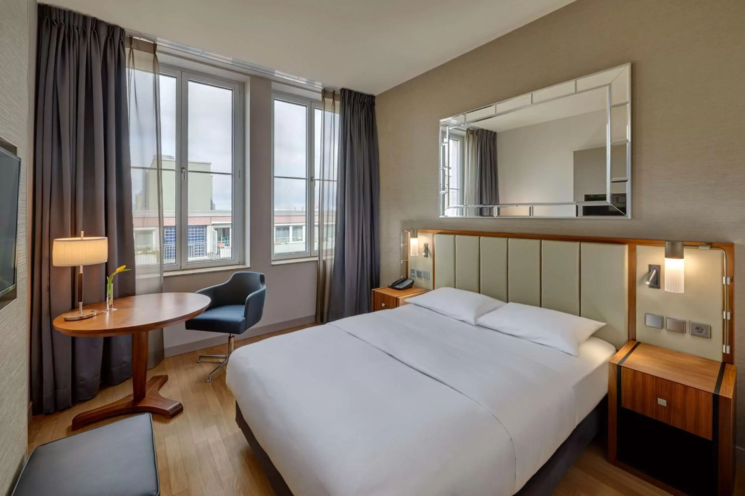 View (from property/room), Bed in Hilton Cologne