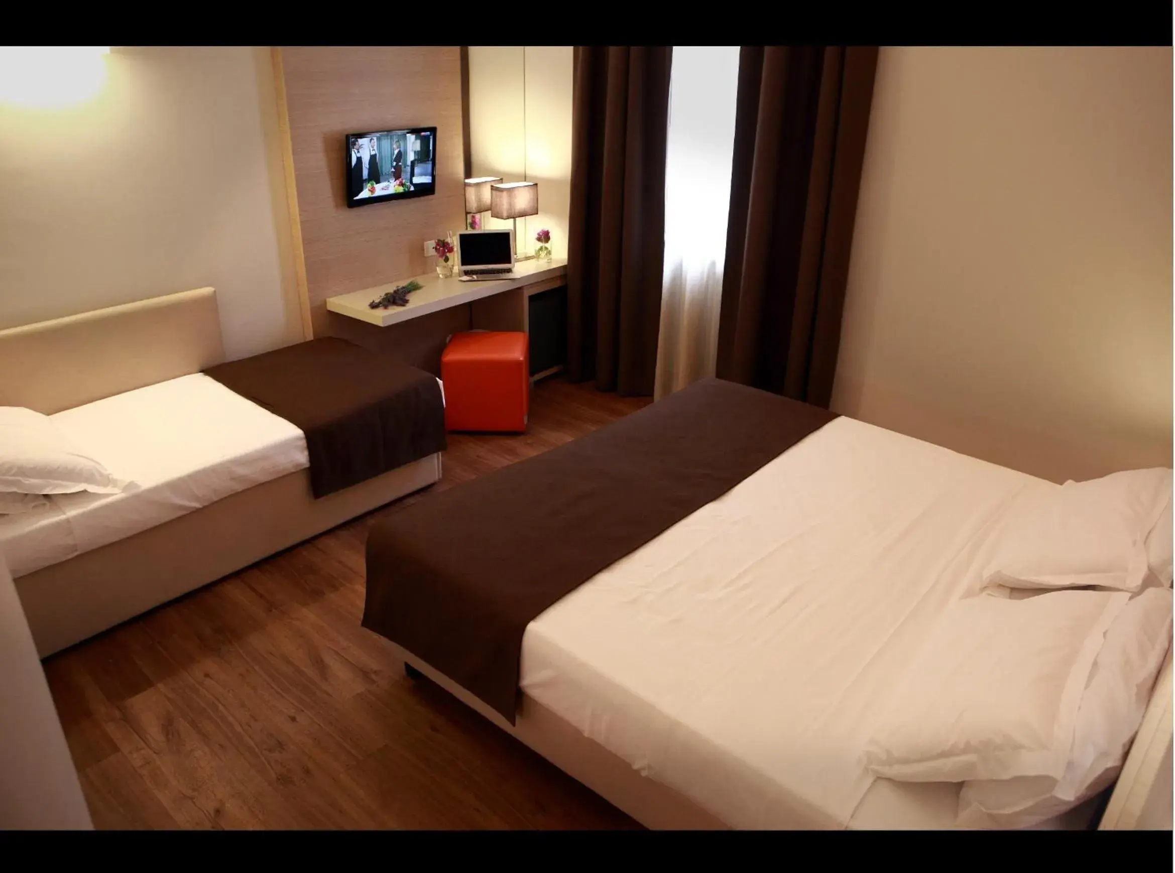 Photo of the whole room, Bed in Hotel Colonne - Alihotels