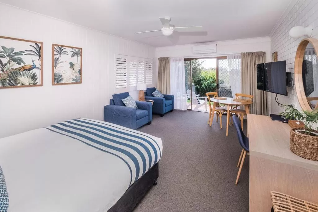 Living room, Bed in Mollymook Seascape Motel and Apartments