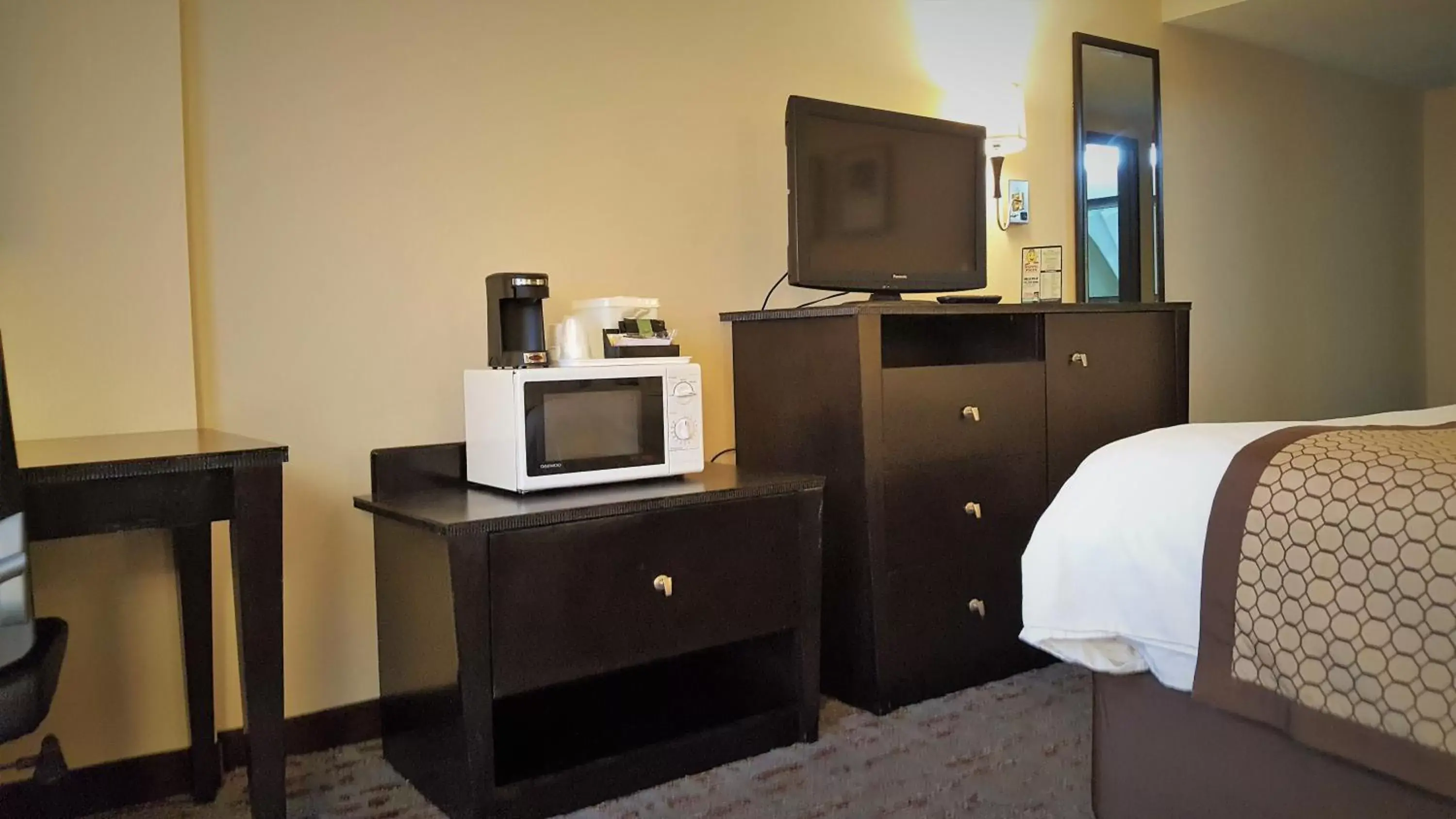 Bedroom, TV/Entertainment Center in Baymont by Wyndham Belleville Airport Area Free Airport Shuttle