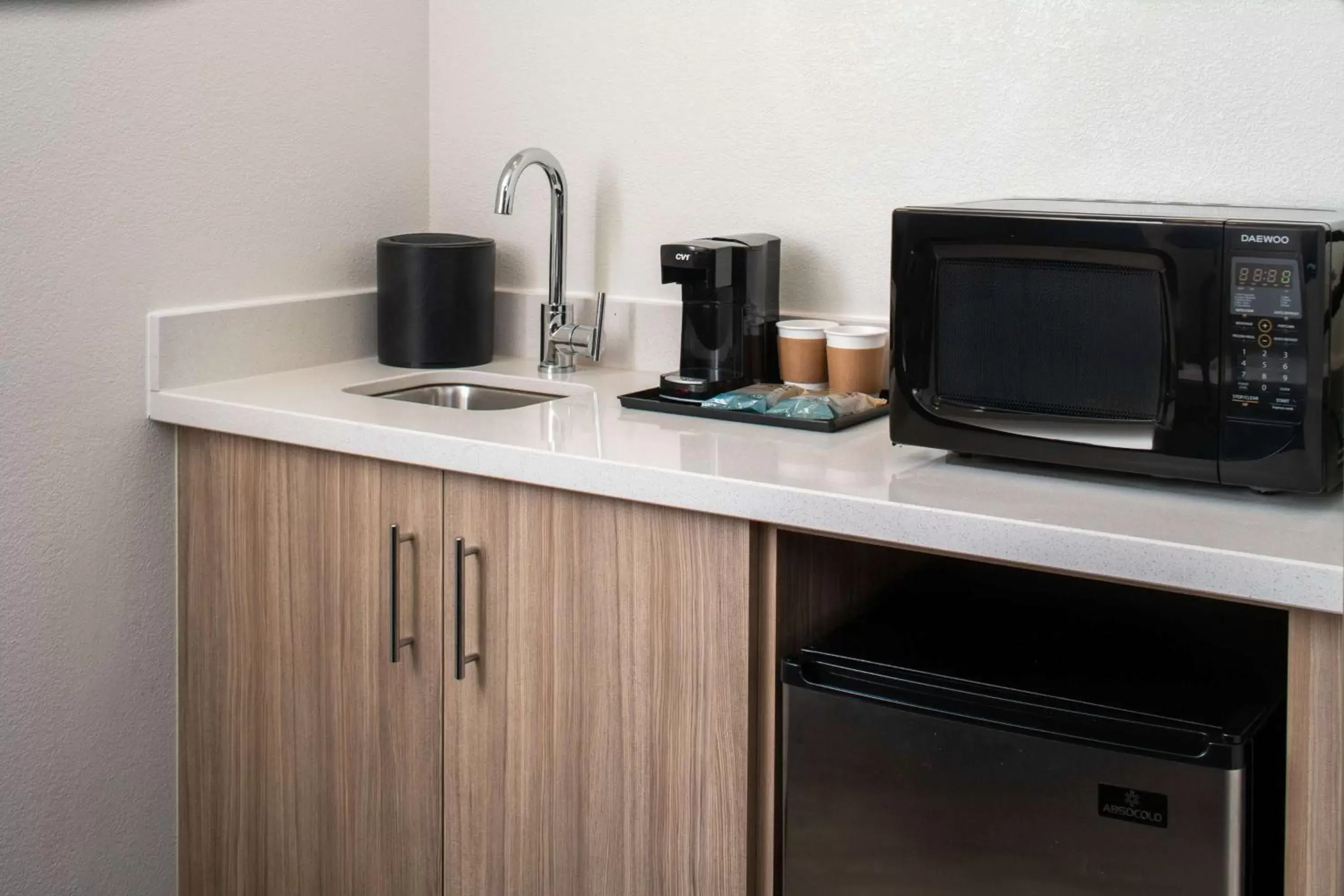 Kitchen or kitchenette, Kitchen/Kitchenette in Sonesta Select Nashville Airport Suites