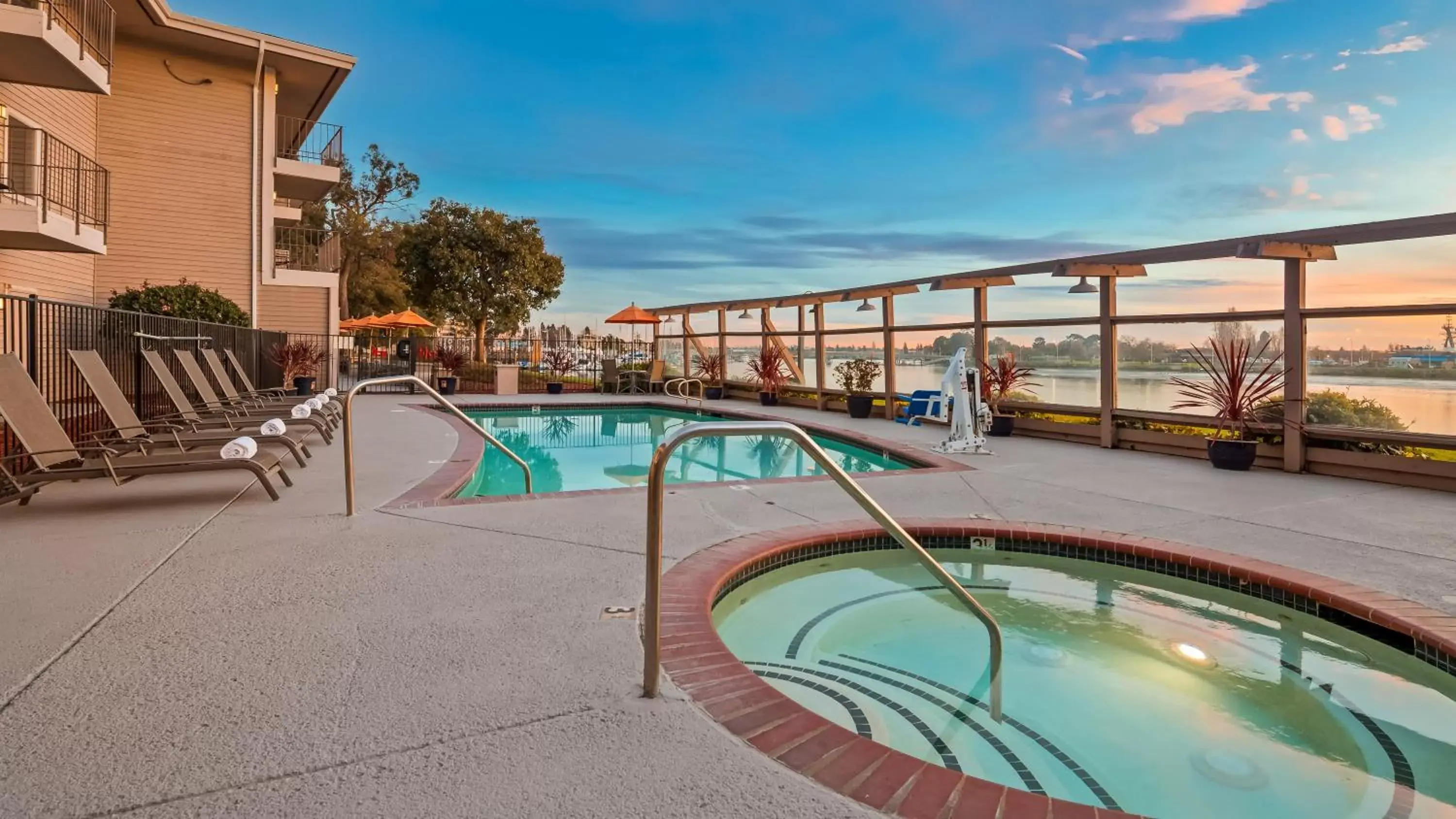 Activities, Swimming Pool in Executive Inn & Suites Oakland