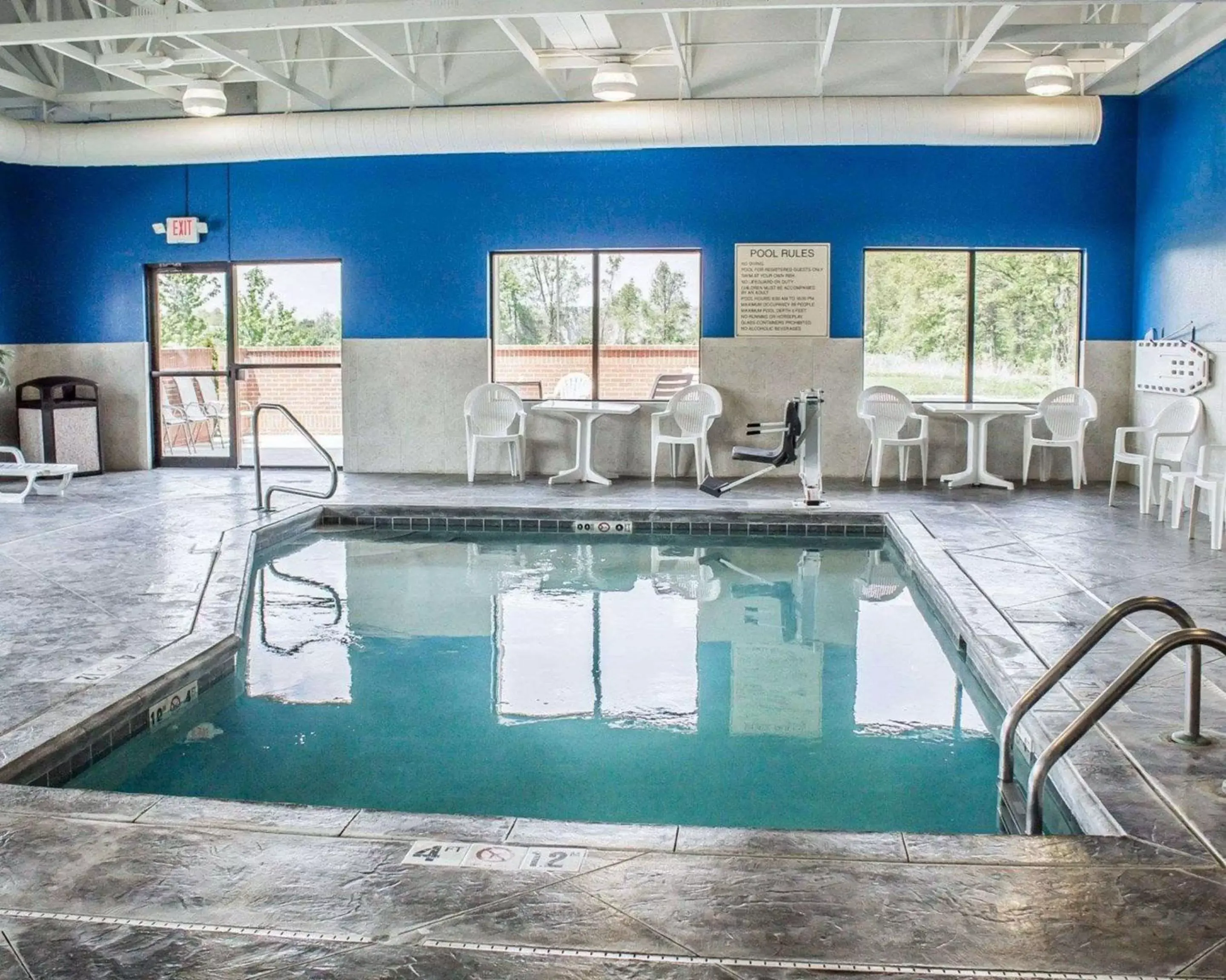 Swimming Pool in Comfort Suites Columbus East Broad