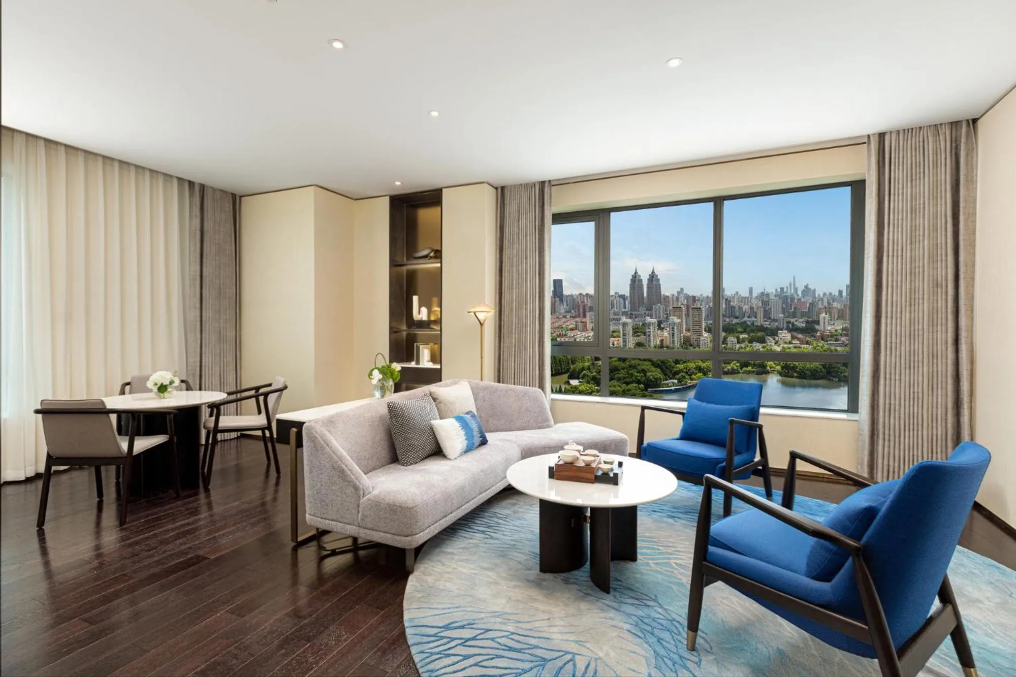 Living room in HUALUXE Shanghai Changfeng Park - Park Lake View