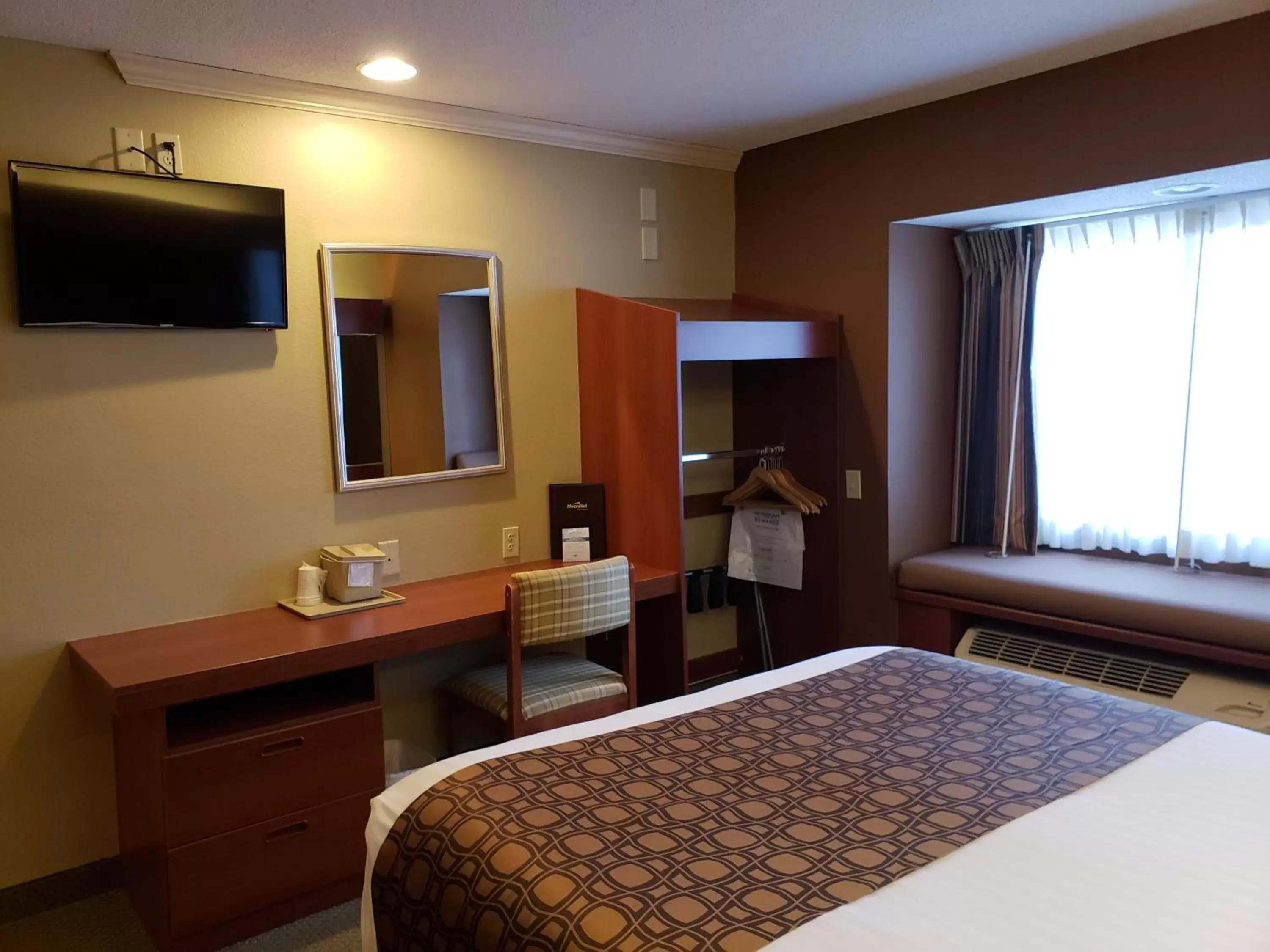 Bed, TV/Entertainment Center in Microtel Inn & Suites Dover by Wyndham
