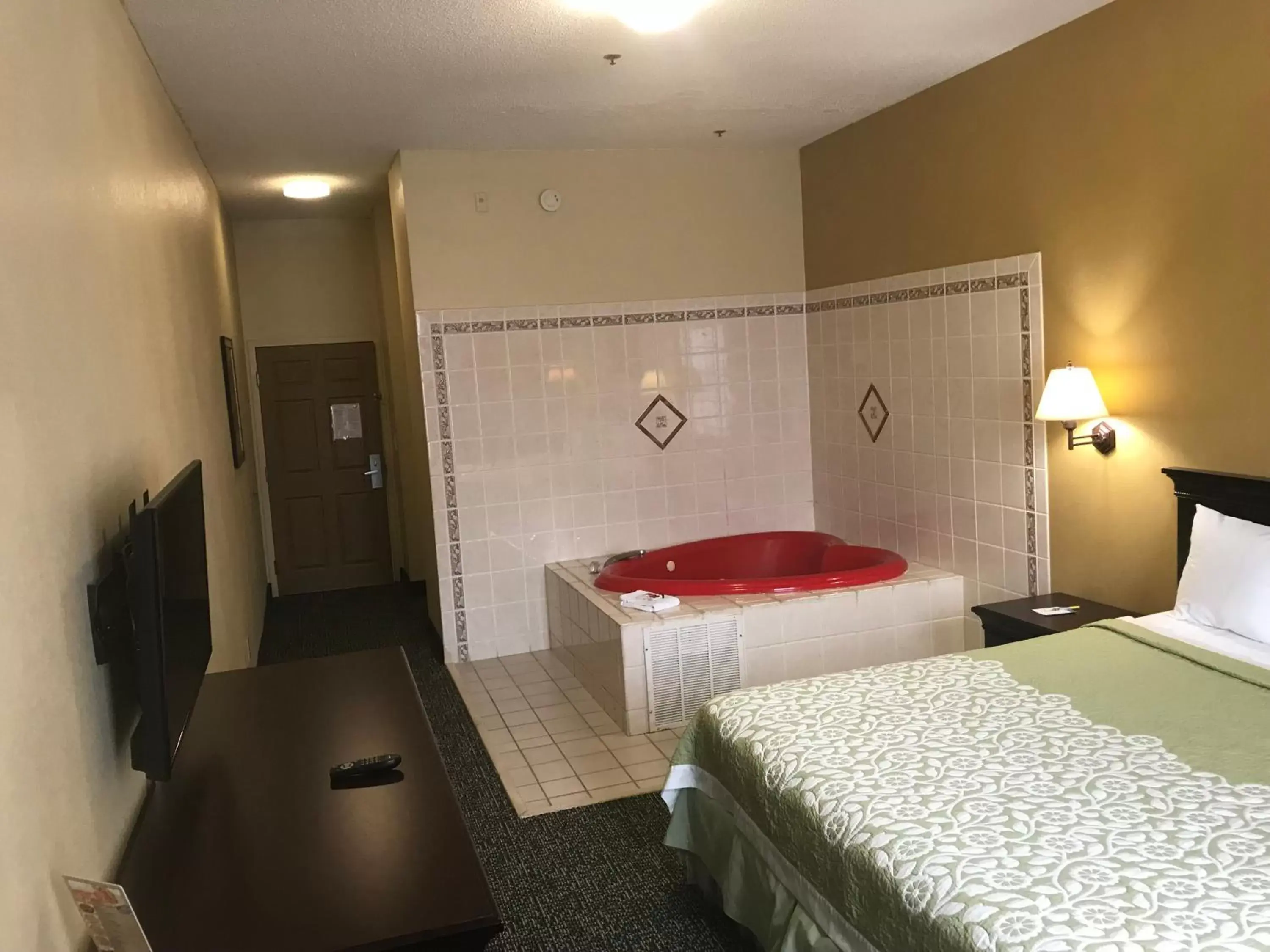 Photo of the whole room, Bathroom in Days Inn & Suites by Wyndham Tucker/Northlake