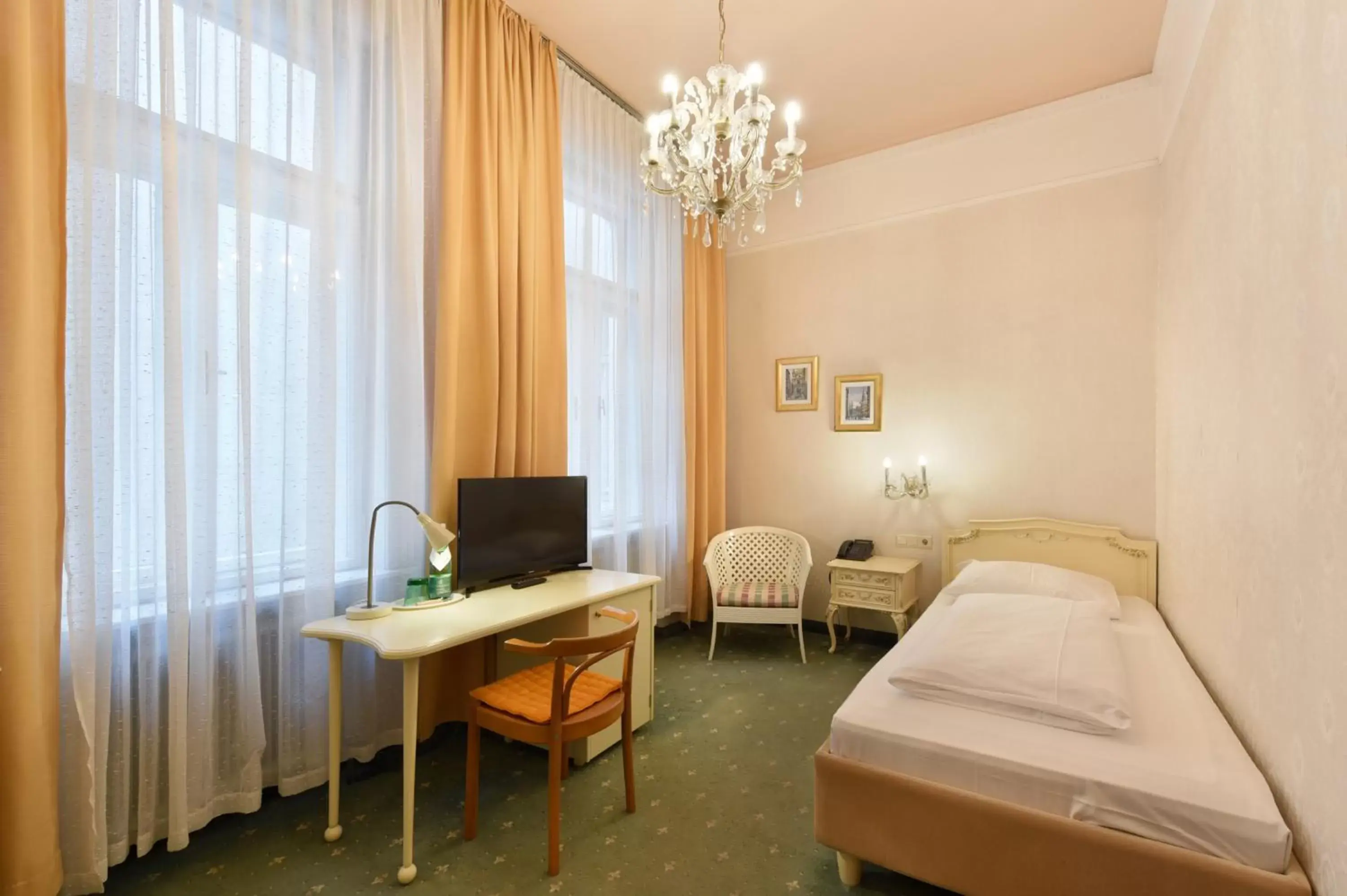 Photo of the whole room, Bed in Hotel Pension Baronesse