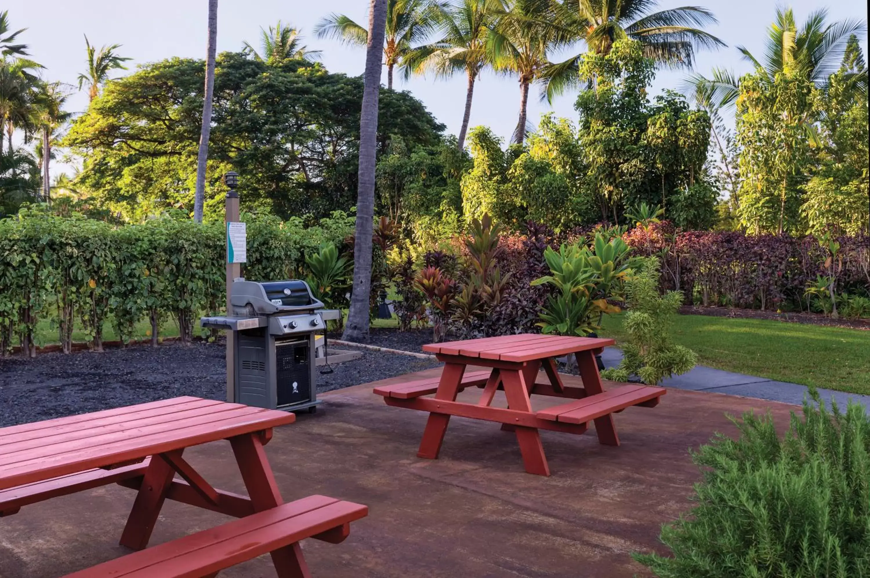 BBQ facilities, Garden in Kona Coast Resort