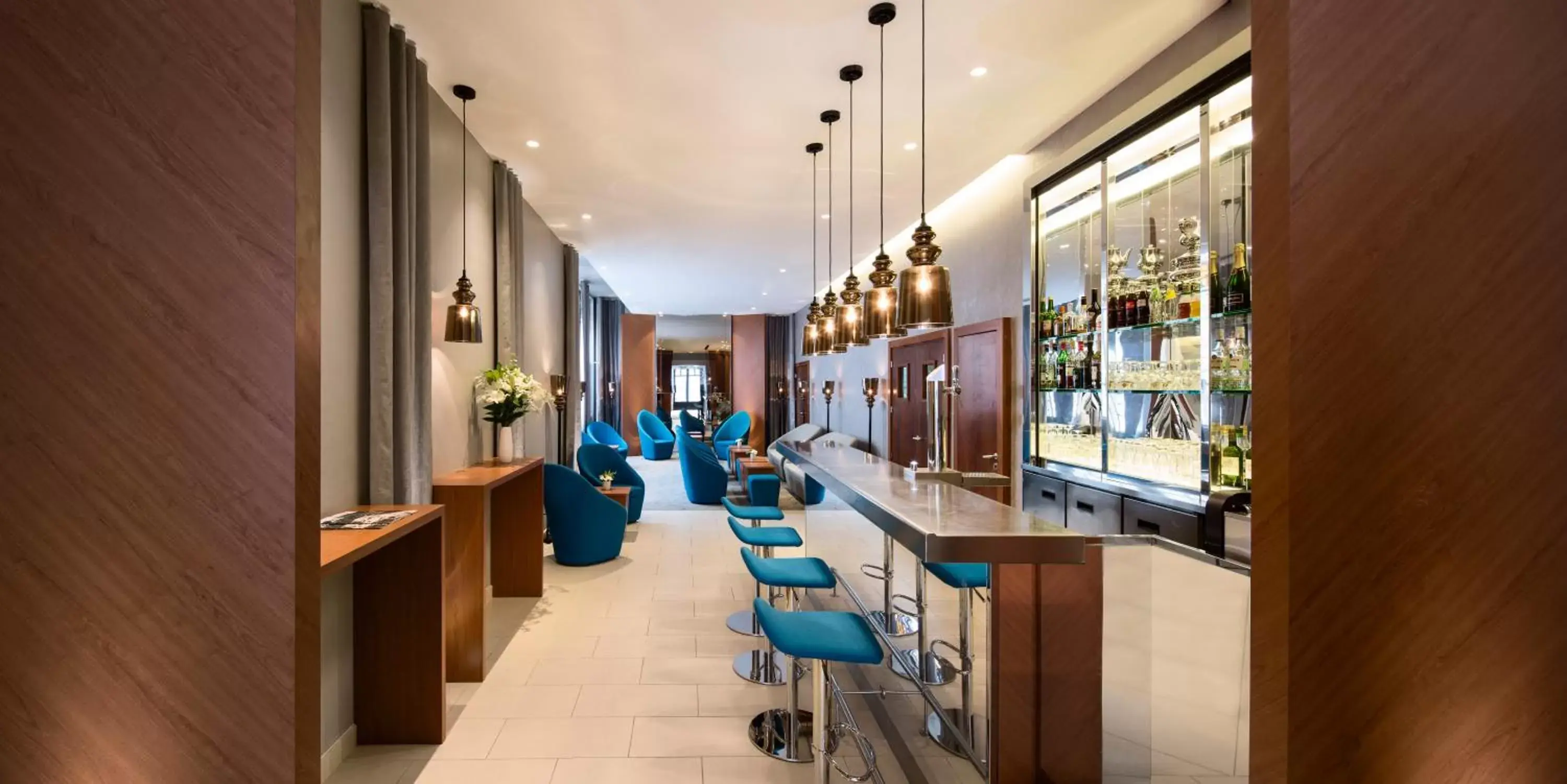 Lounge or bar in Holiday Inn Paris Gare de l'Est, an IHG Hotel