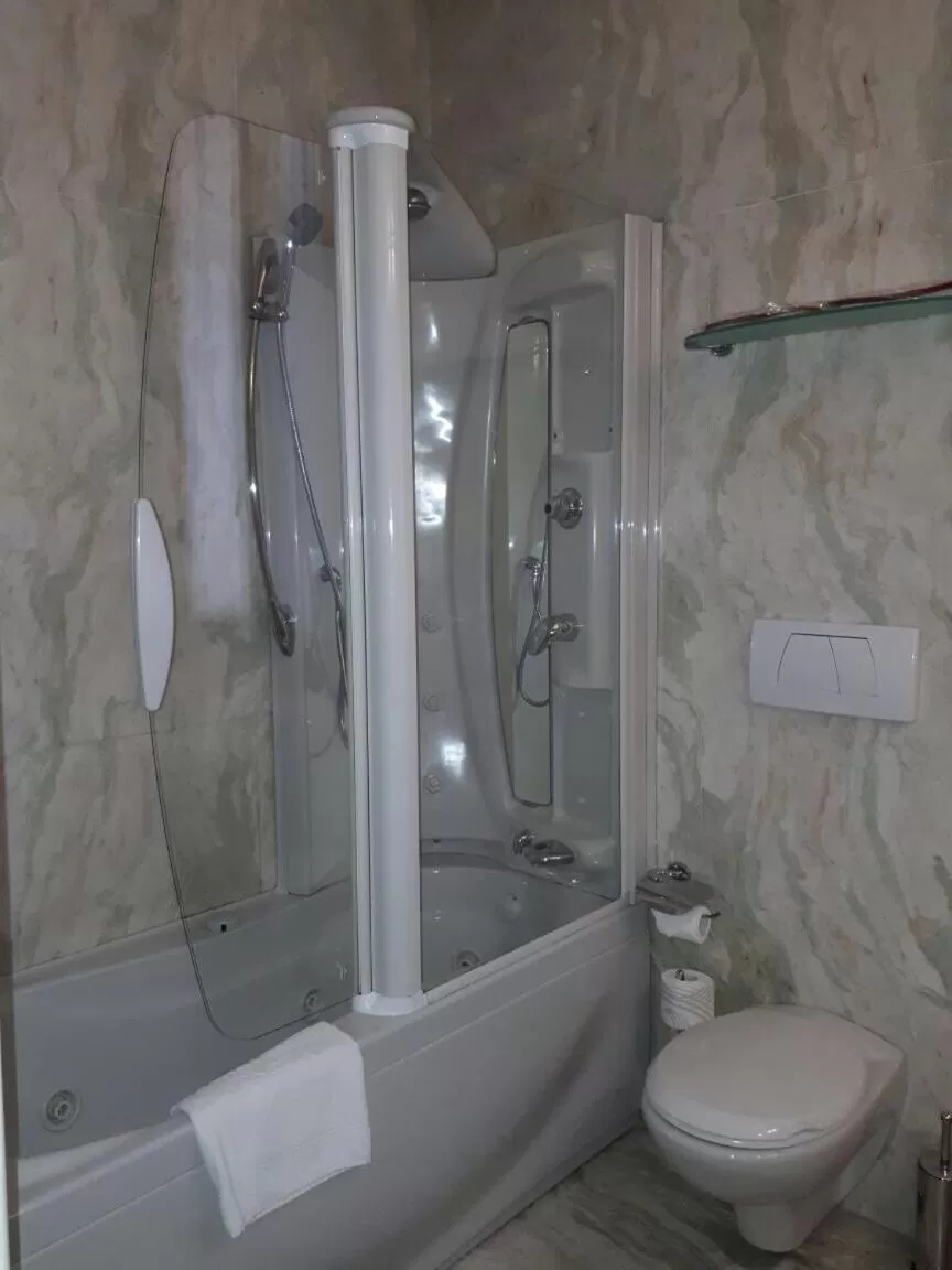 Shower in Foscari Palace