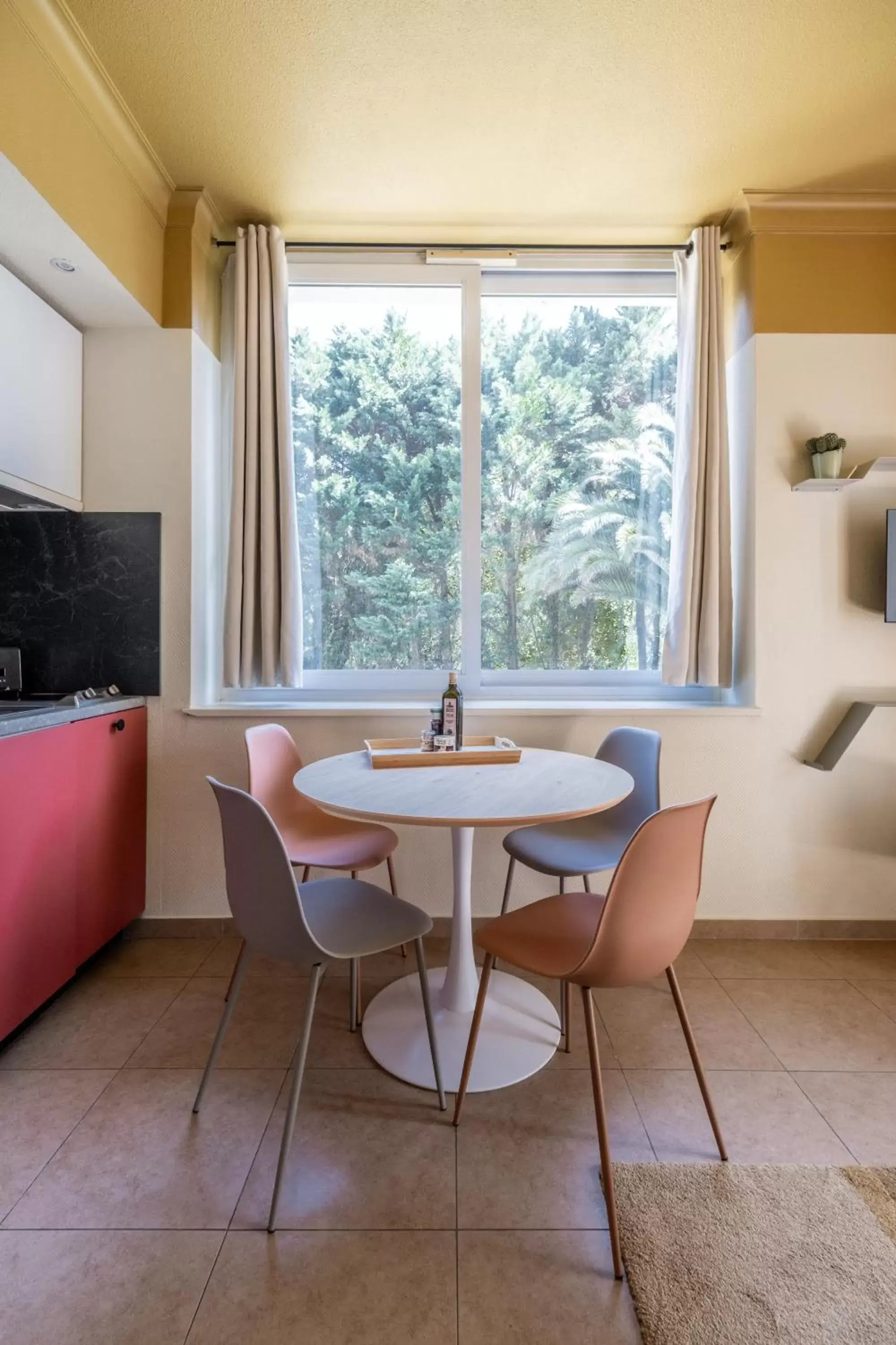 Dining Area in Résidence Chateau d'Acotz - Avec piscine à 600m des plages à Saint-Jean-de-Luz