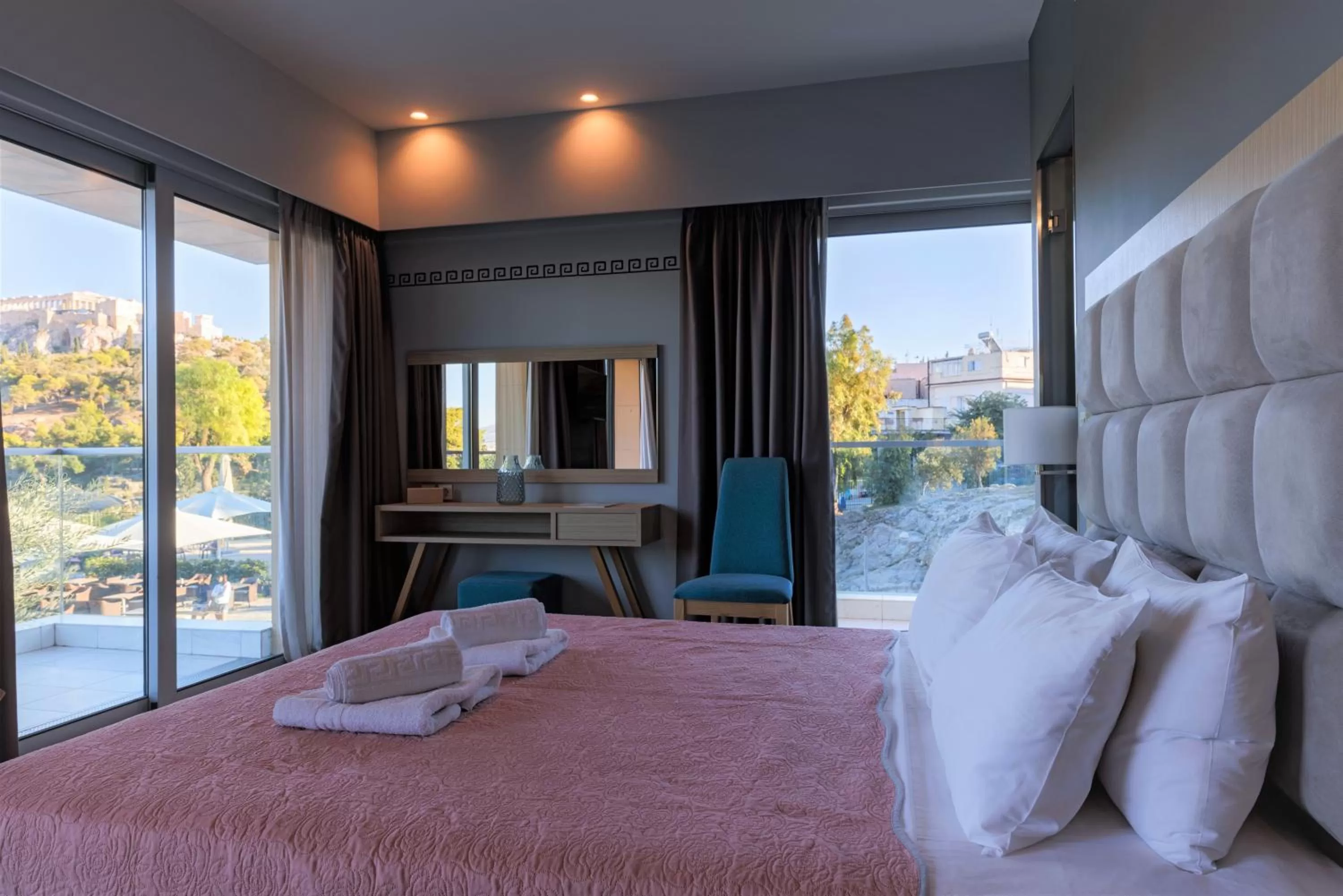 Photo of the whole room, Bed in Hotel Thissio