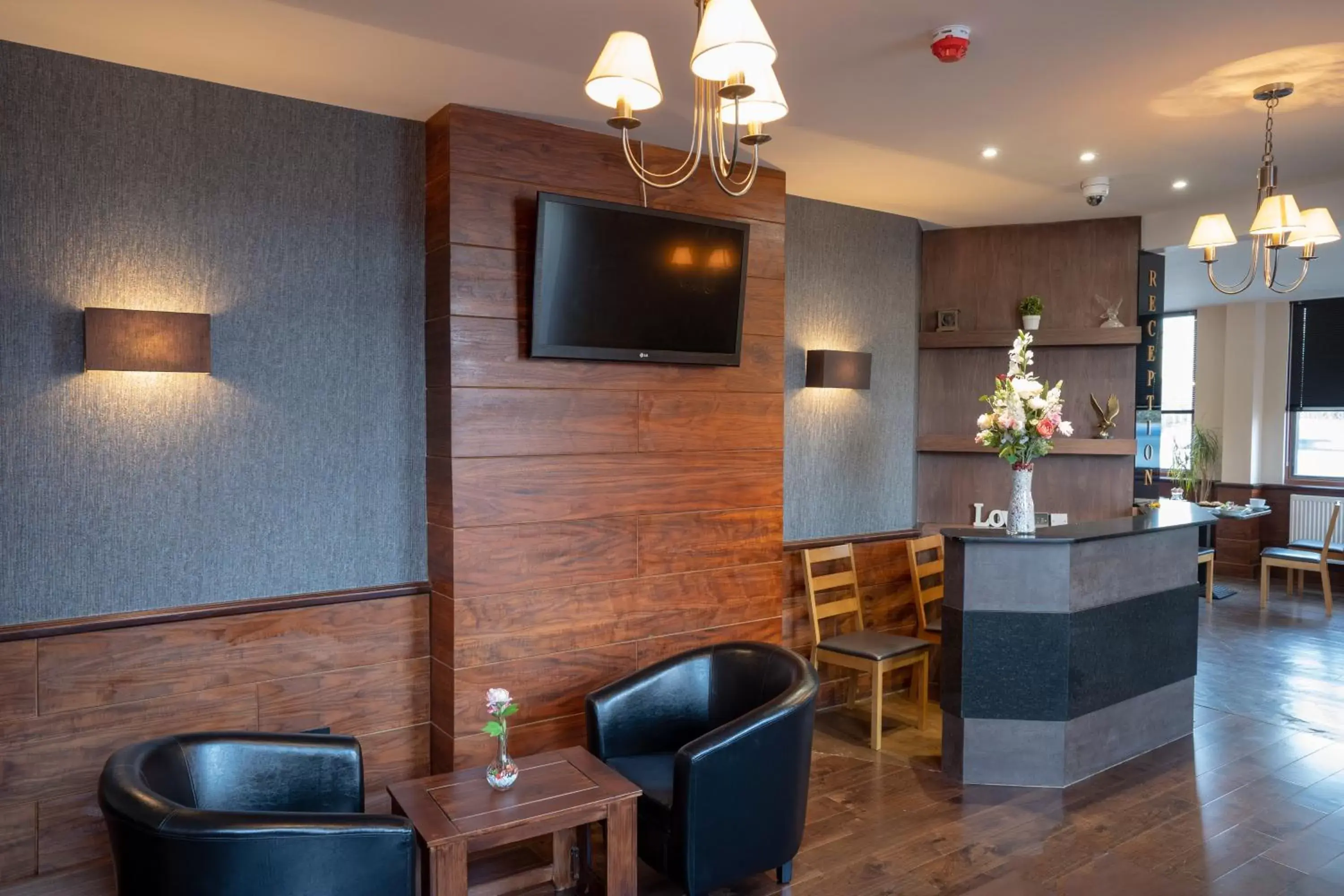 Lobby or reception, TV/Entertainment Center in Eagle Hotel Luton Airport