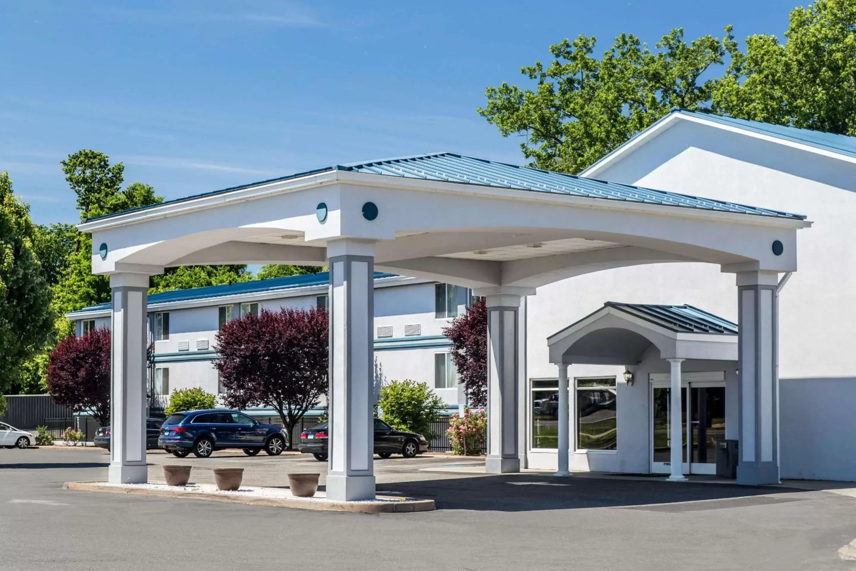 Property building in Quality Inn & Suites Danbury near University Property building in Quality Inn & Suites Danbury near University