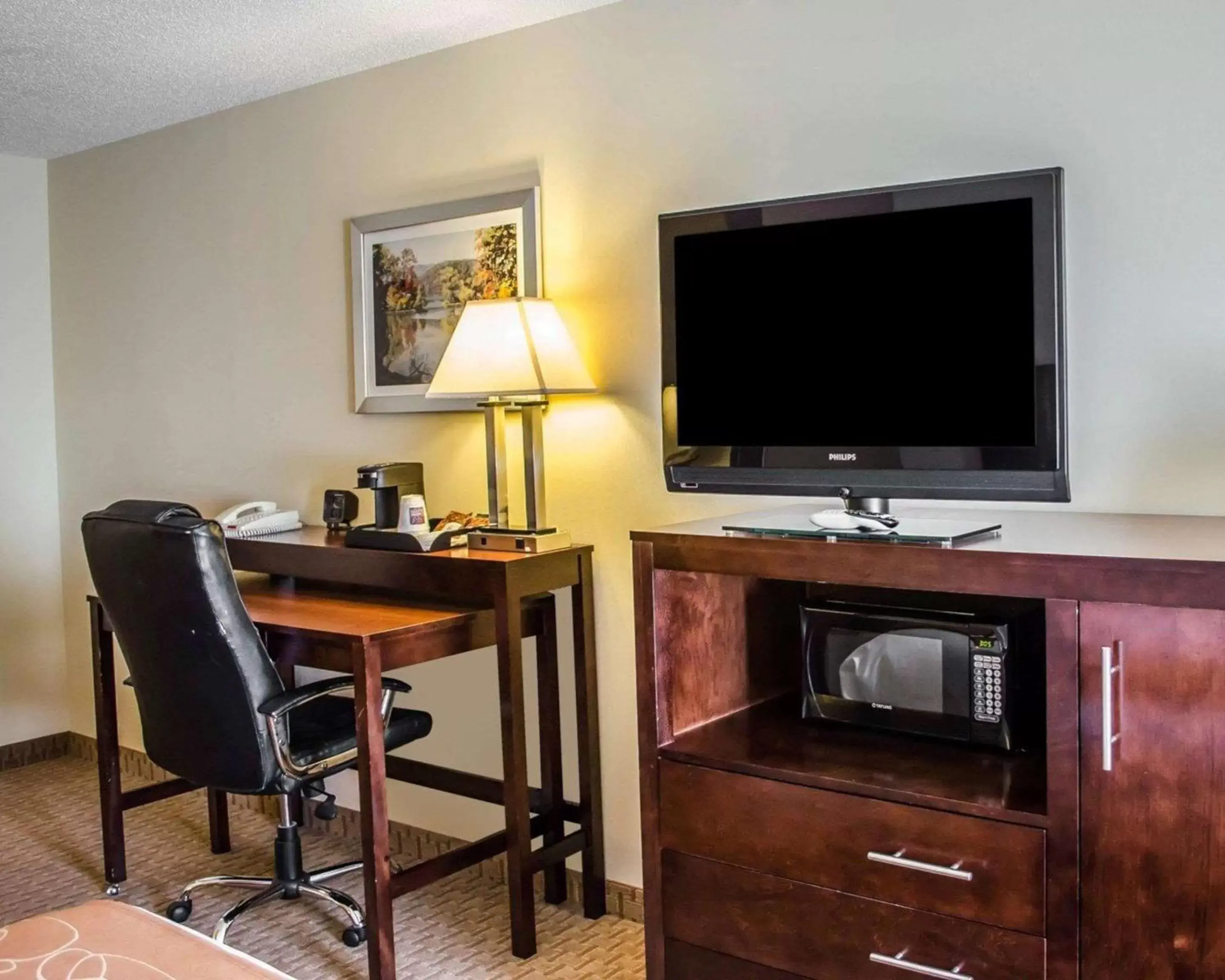 Photo of the whole room, TV/Entertainment Center in Comfort Suites Hummelstown