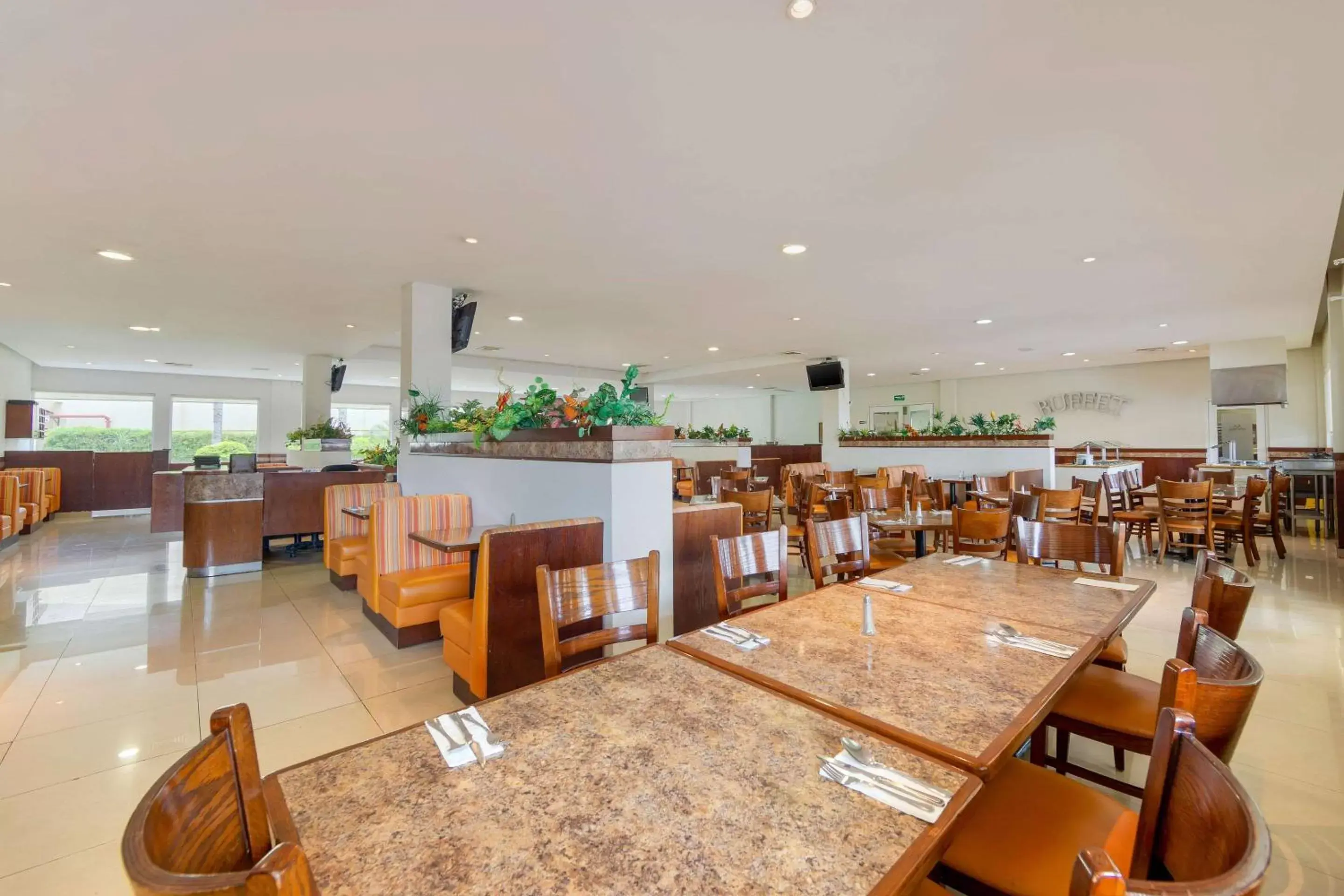 Restaurant/Places to Eat in Hotel Comfort Inn Monterrey Norte