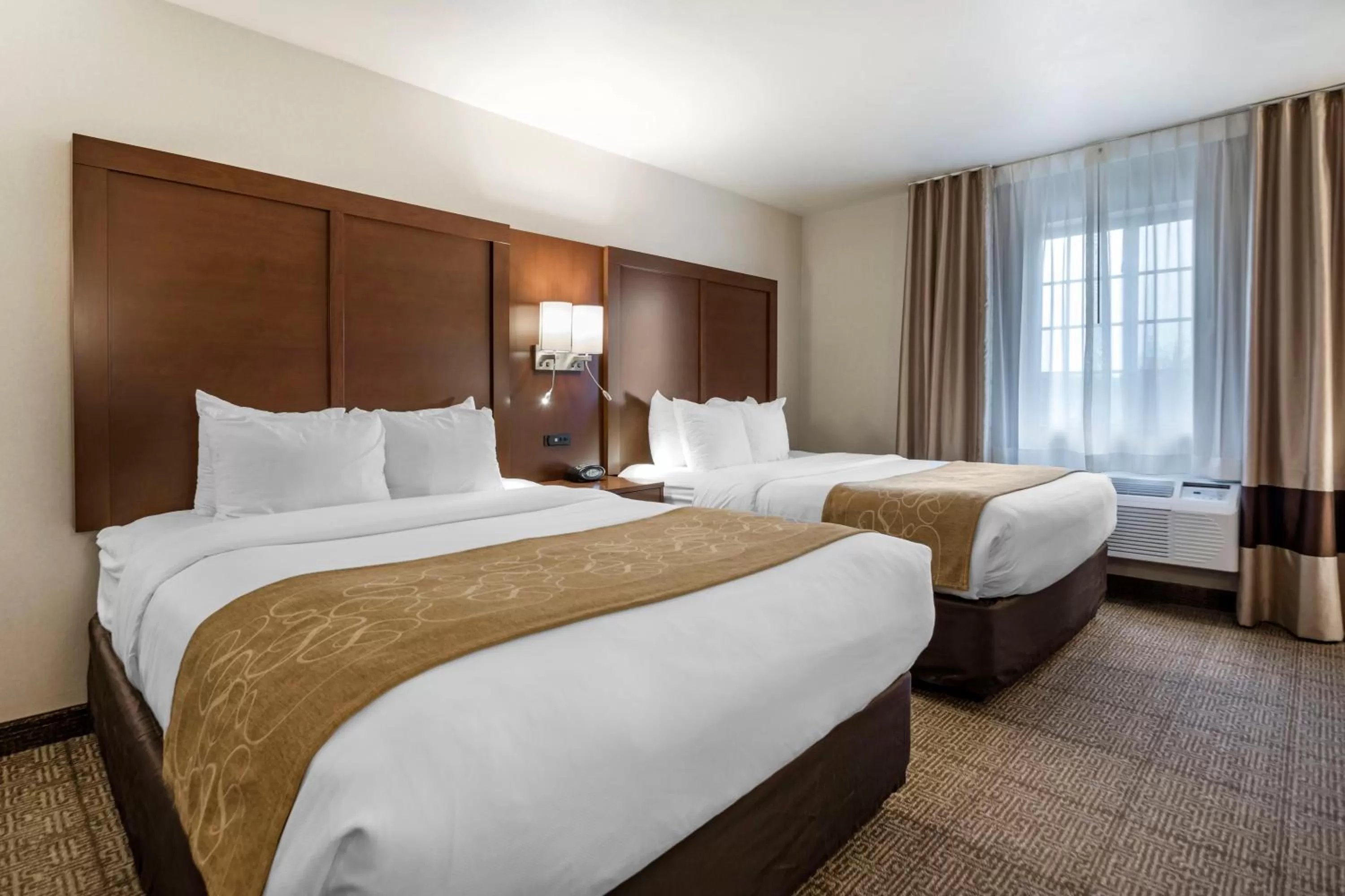 Bed in Comfort Suites at Par 4 Resort