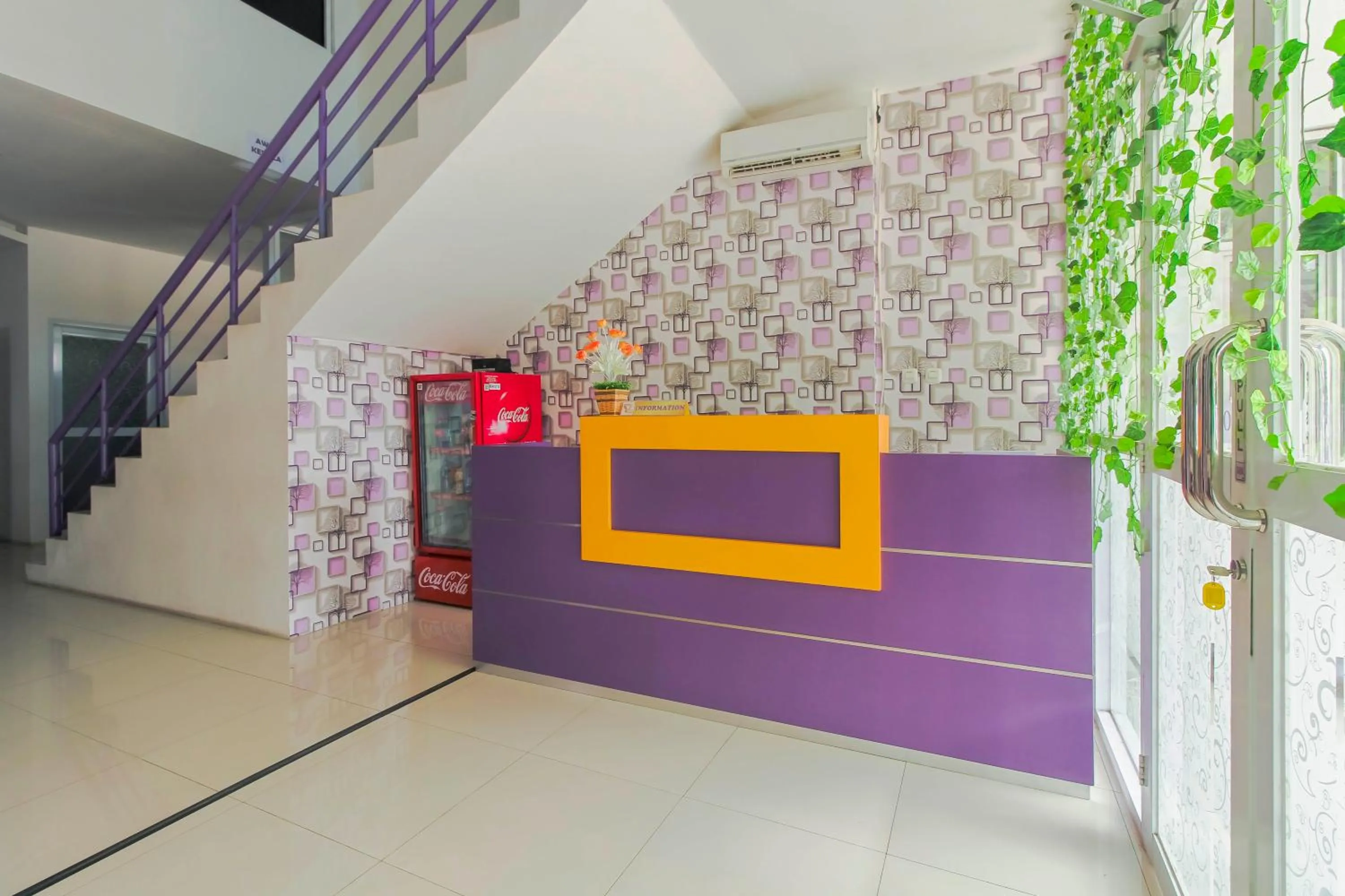 Lobby or reception in RedDoorz Plus near Stasiun Bekasi
