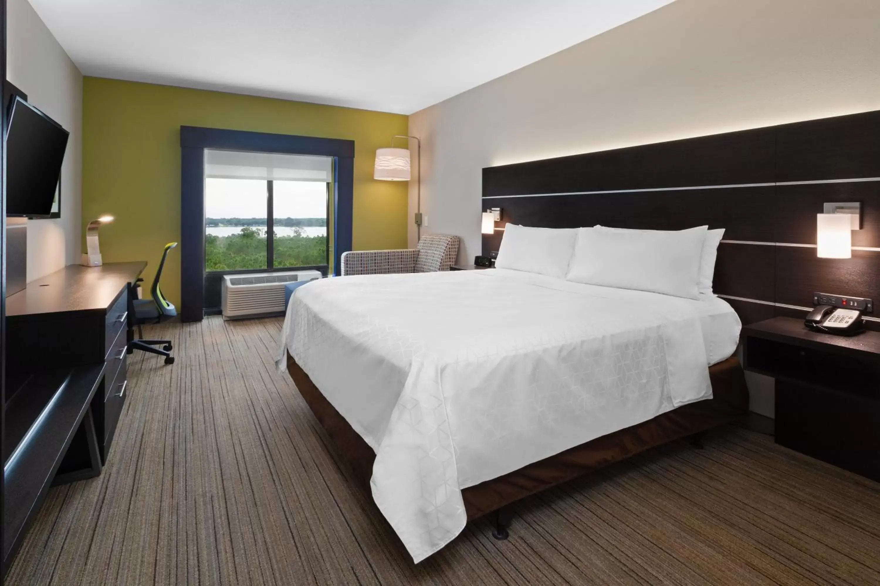 Photo of the whole room, Bed in Holiday Inn Express Hotel & Suites Lake Placid, an IHG Hotel