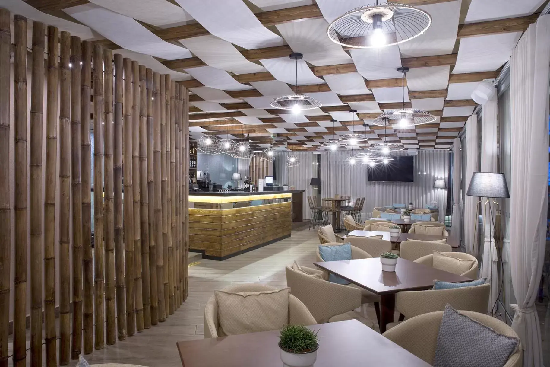 Lounge or bar, Restaurant/Places to Eat in Wyndham Athens Residence