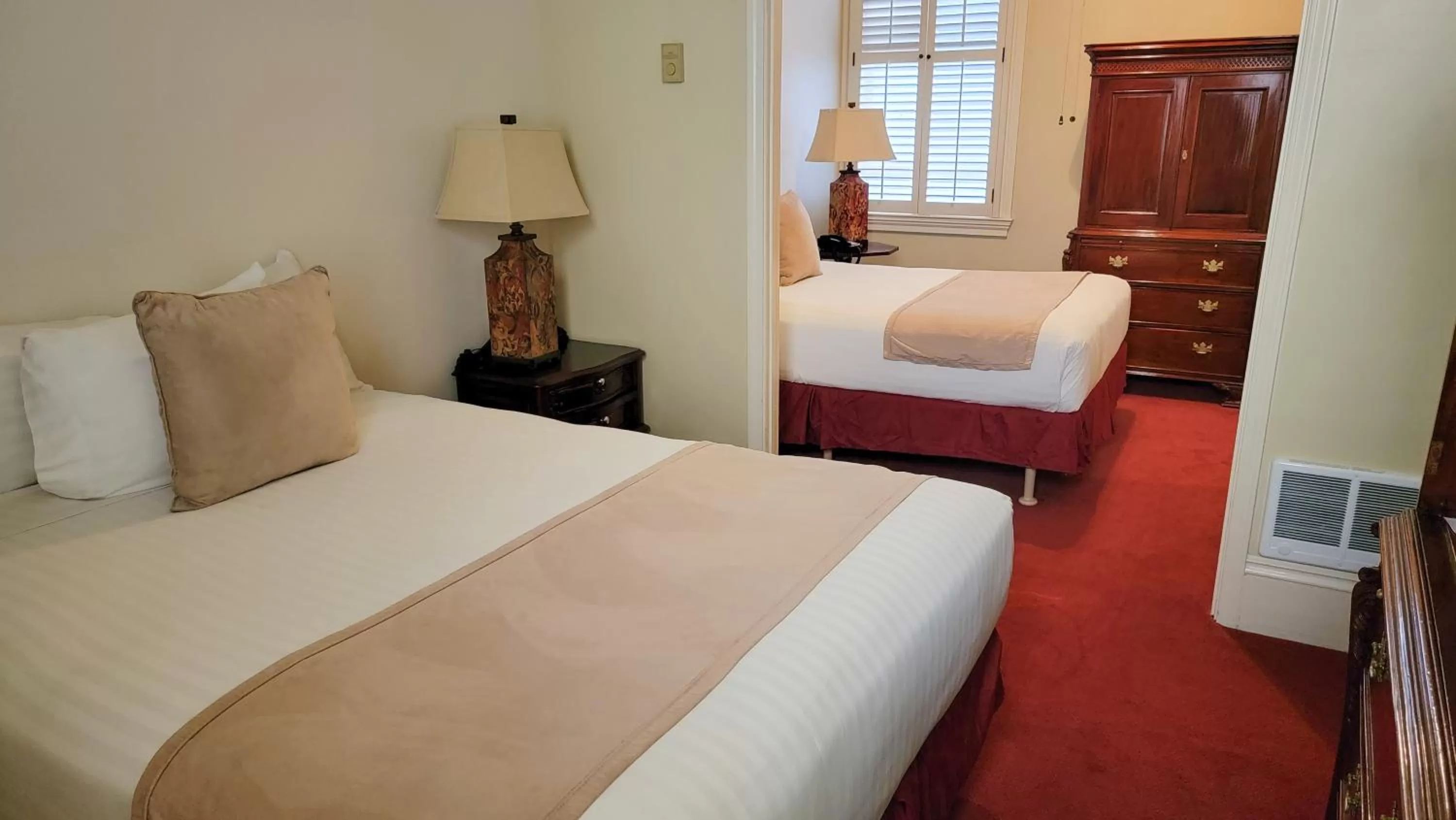 Photo of the whole room, Bed in The Monterey Hotel