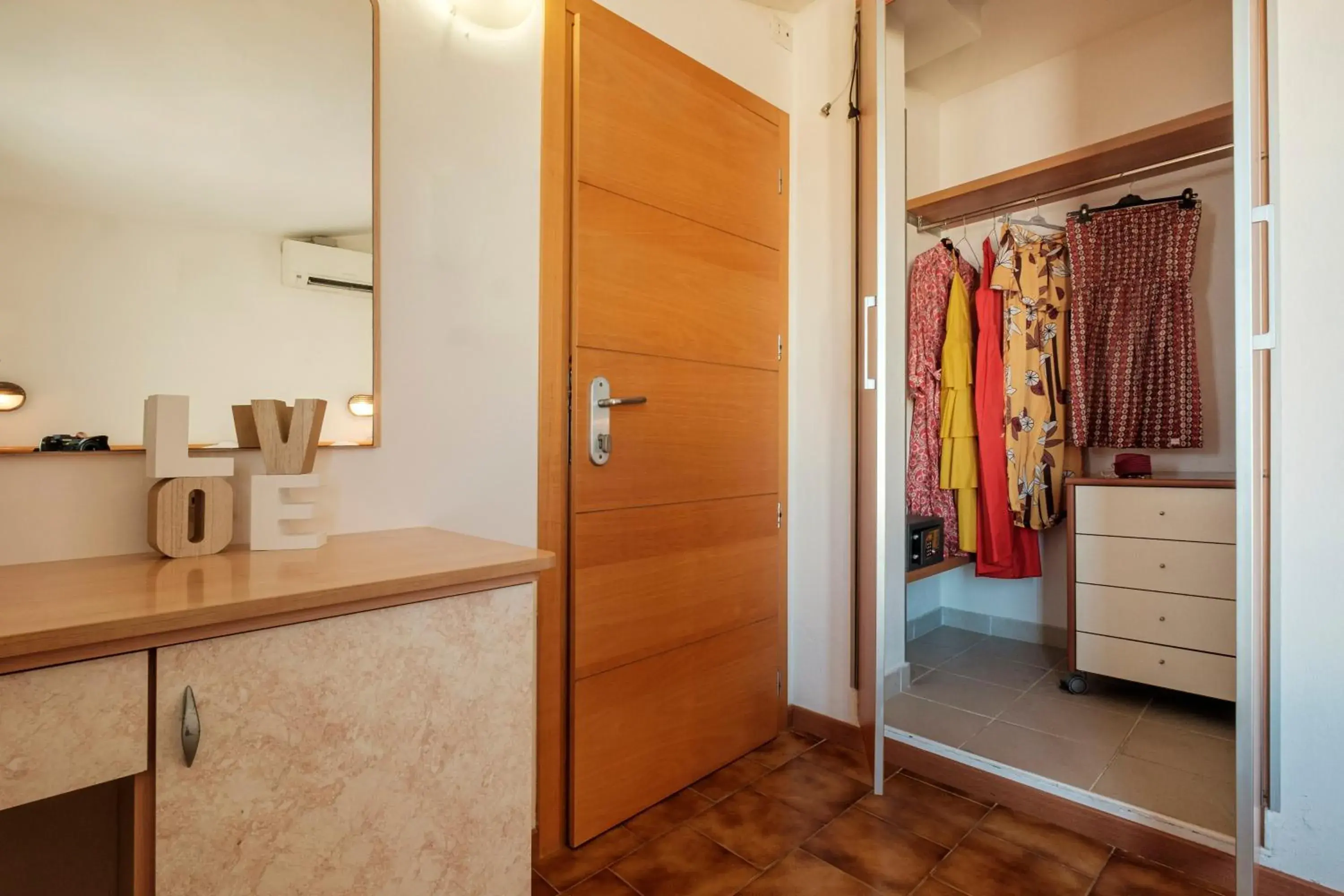 Swimming pool, Bathroom in Hotel Oceanic